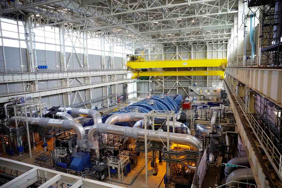 Dans une centrale nucléaire, la turbine permet de transformer l'énergie thermique, contenue dans la vapeur, en énergie mécanique pour actionner l'alternateur qui produit l'électricité.