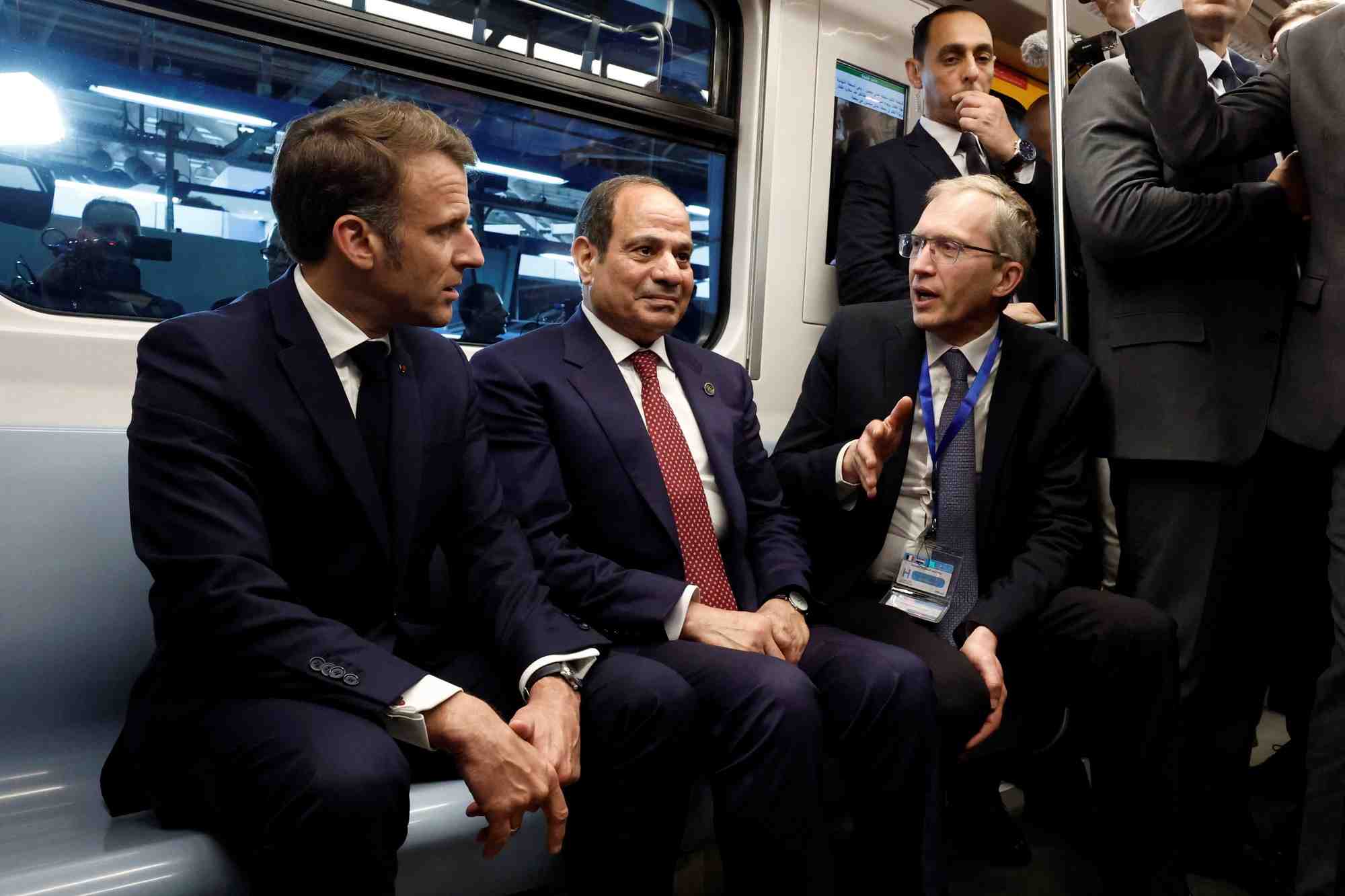 Le président francais Emmanuel Macron et le président égyptien Abdel Fattah Al-Sissi s’entretiennent avec le DG d’Alstom Henri Poupart-Lafarge lors de leur visite d’une ligne de métro du Caire.