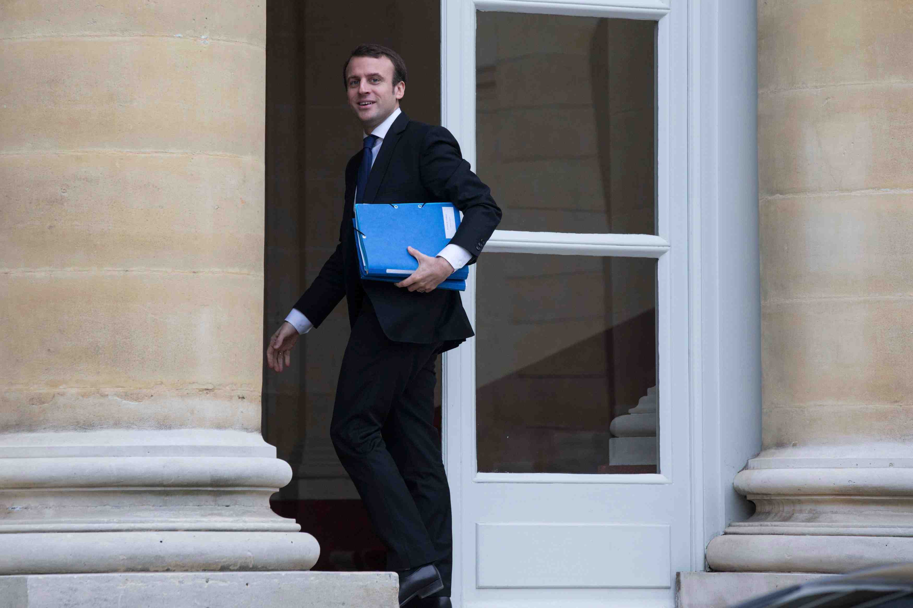 Emmanuel macron defend les droits de vote double chez renault dans une tribune dans le monde