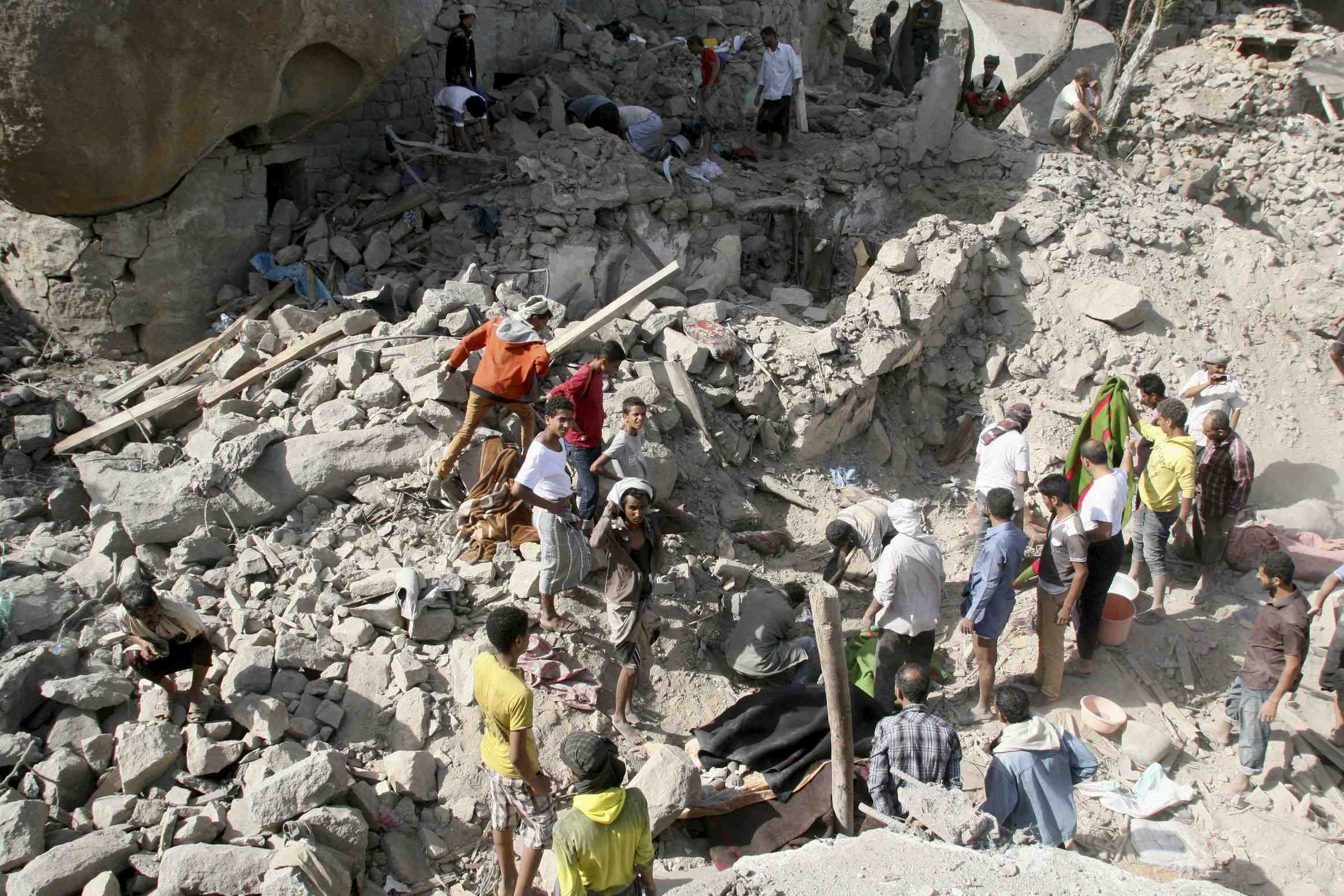 Frappes aeriennes de la coalition arabe a taez au yemen