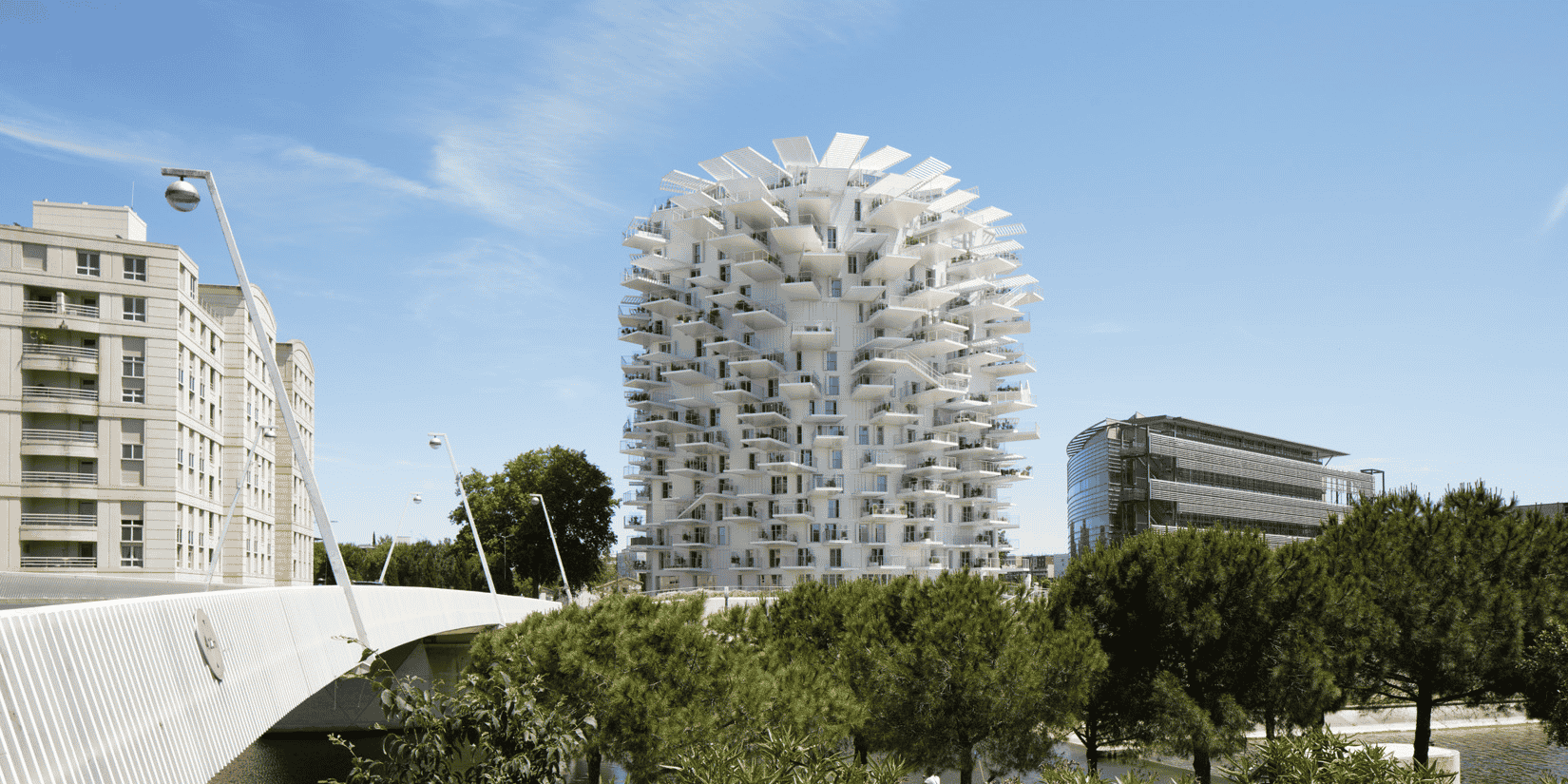 Bâti sur les bords du Lez, près de l'Hôtel de Région, l'immeuble de 17 étages a été inauguré le 19 juin
