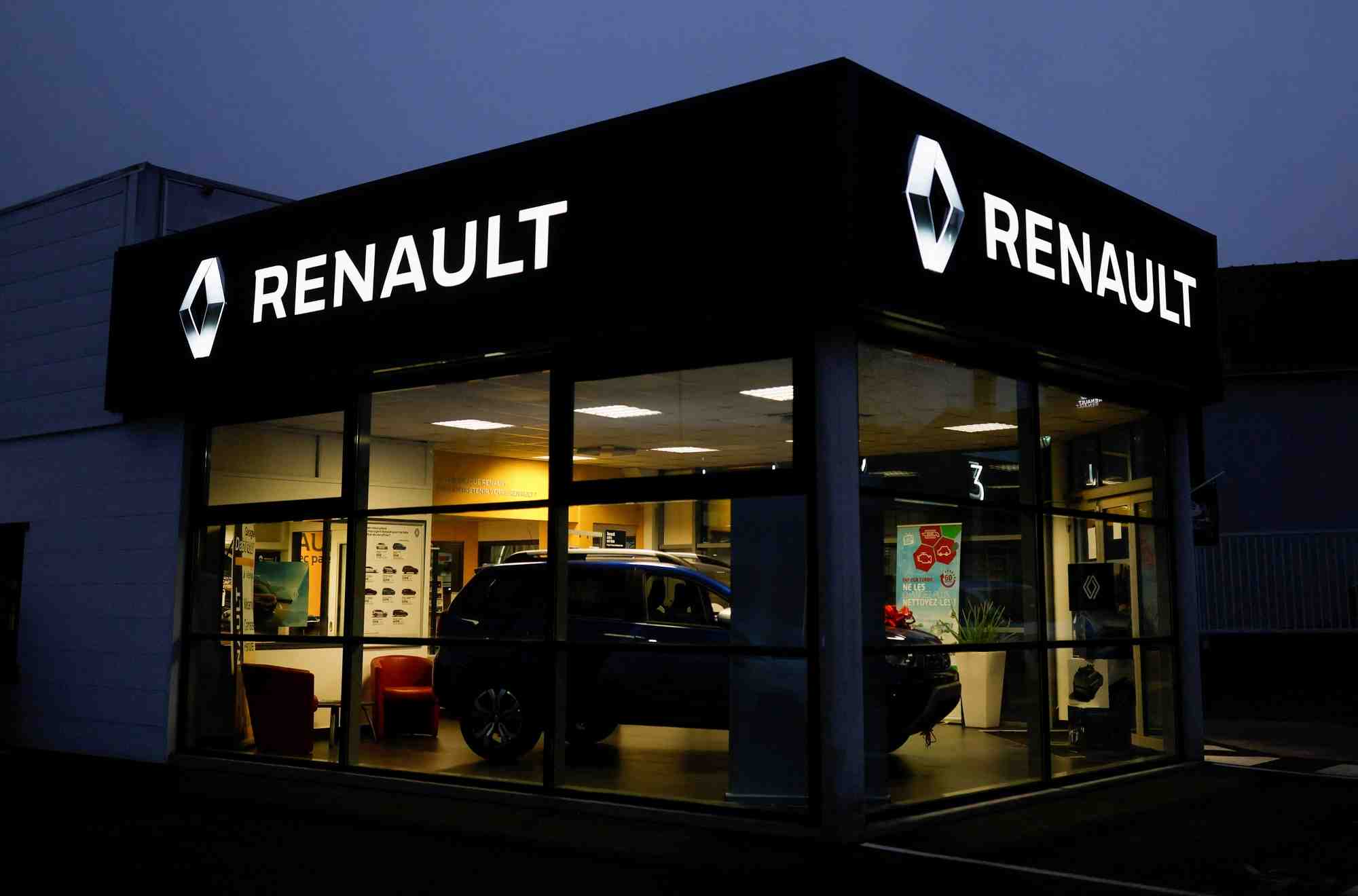 Le logo du constructeur automobile renault est photographie dans une concession a vertou