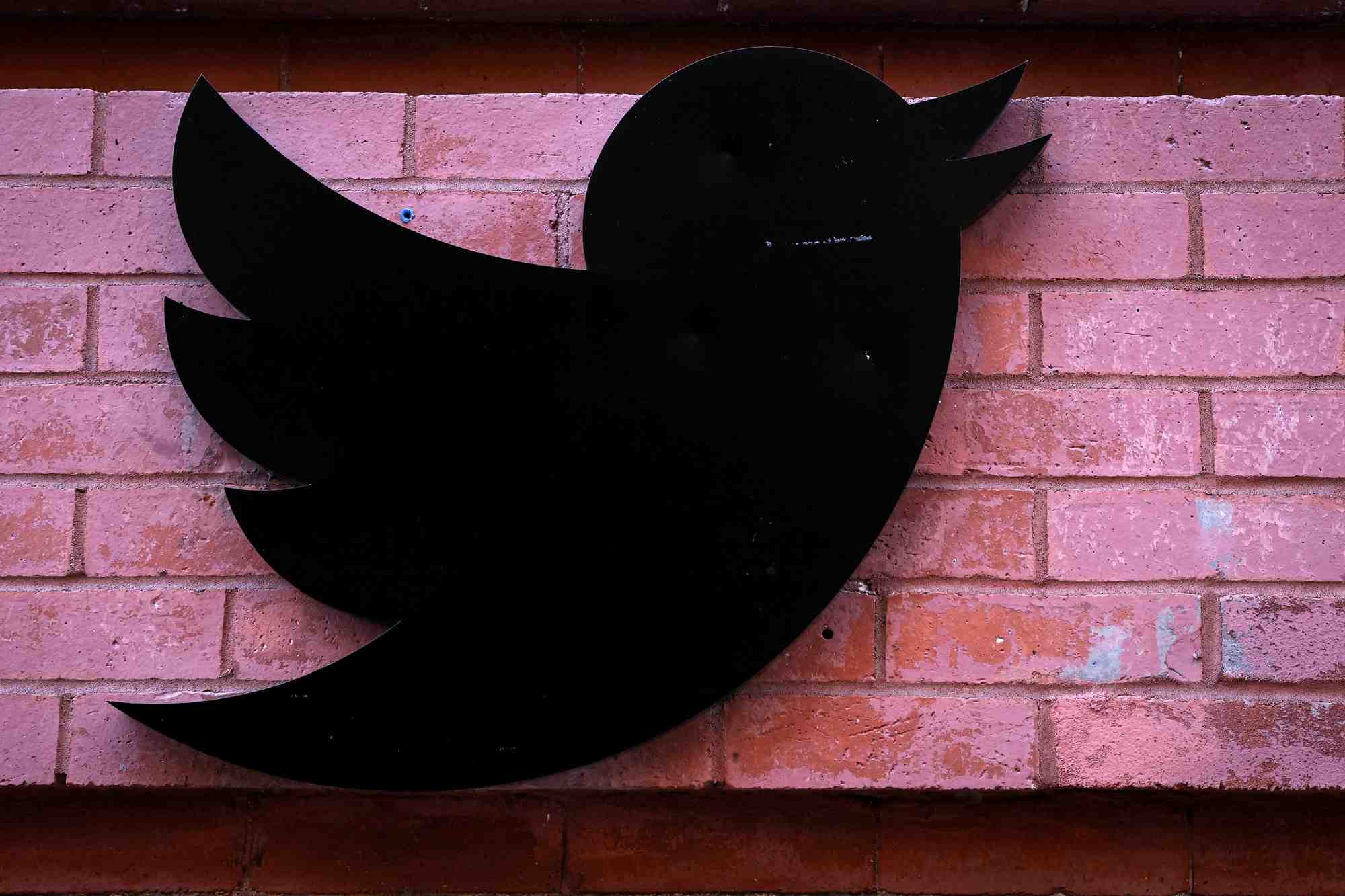 Le logo twitter a l'exterieur des bureaux de l'entreprise a new york city