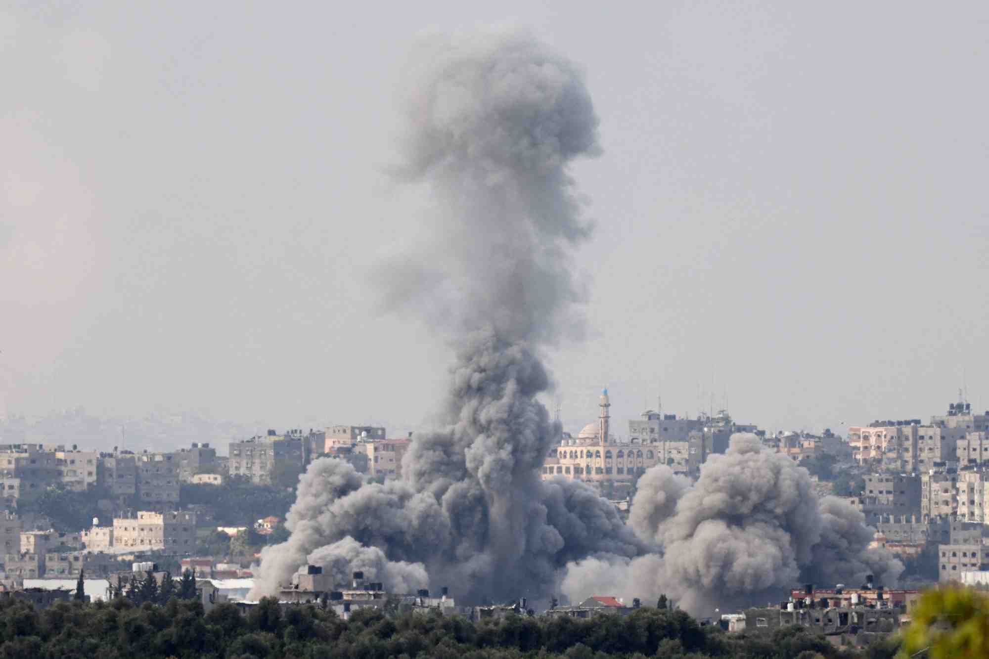 Vue depuis le sud d'israel de la fumee s'elevant au-dessus de gaza