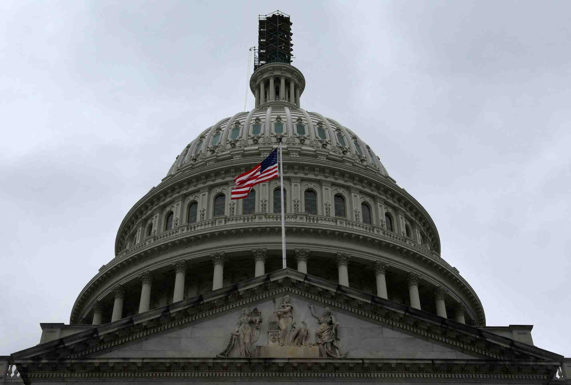 Photo d'archives: le dome du capitole des etats-unis a washington