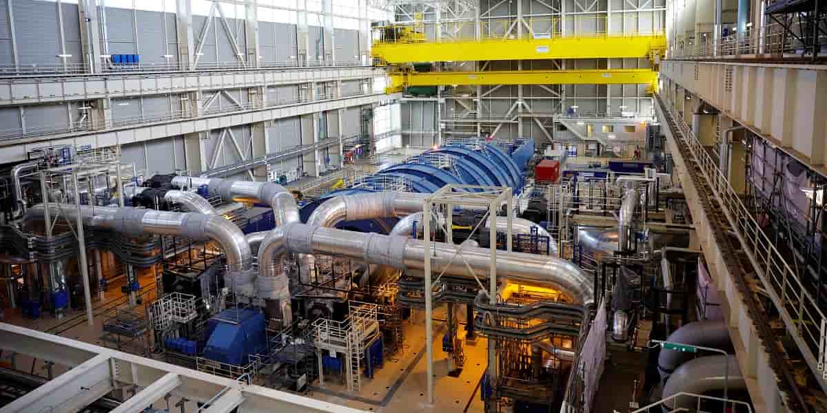 Vue sur la turbine Arabelle dans la salle des machines de l'EPR de Flamanville.