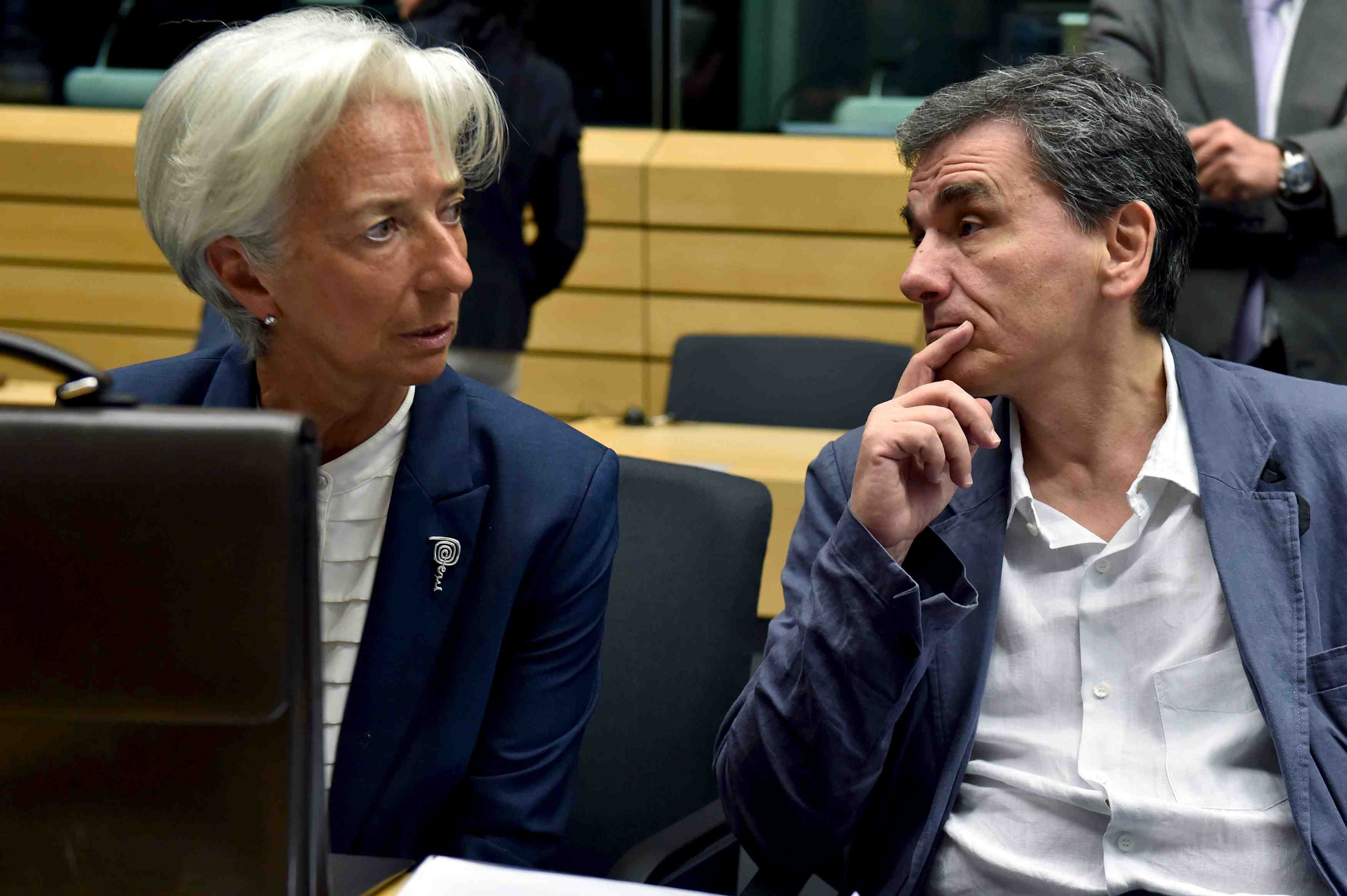 Christine lagarde juge necessaire une restructuration de la dette grecque