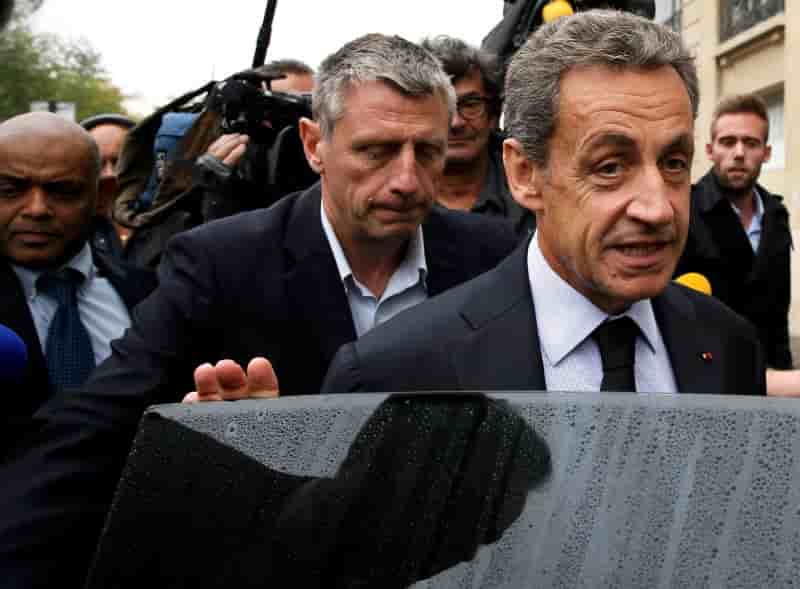 Les proches de sarkozy parlent de manoeuvres politiques