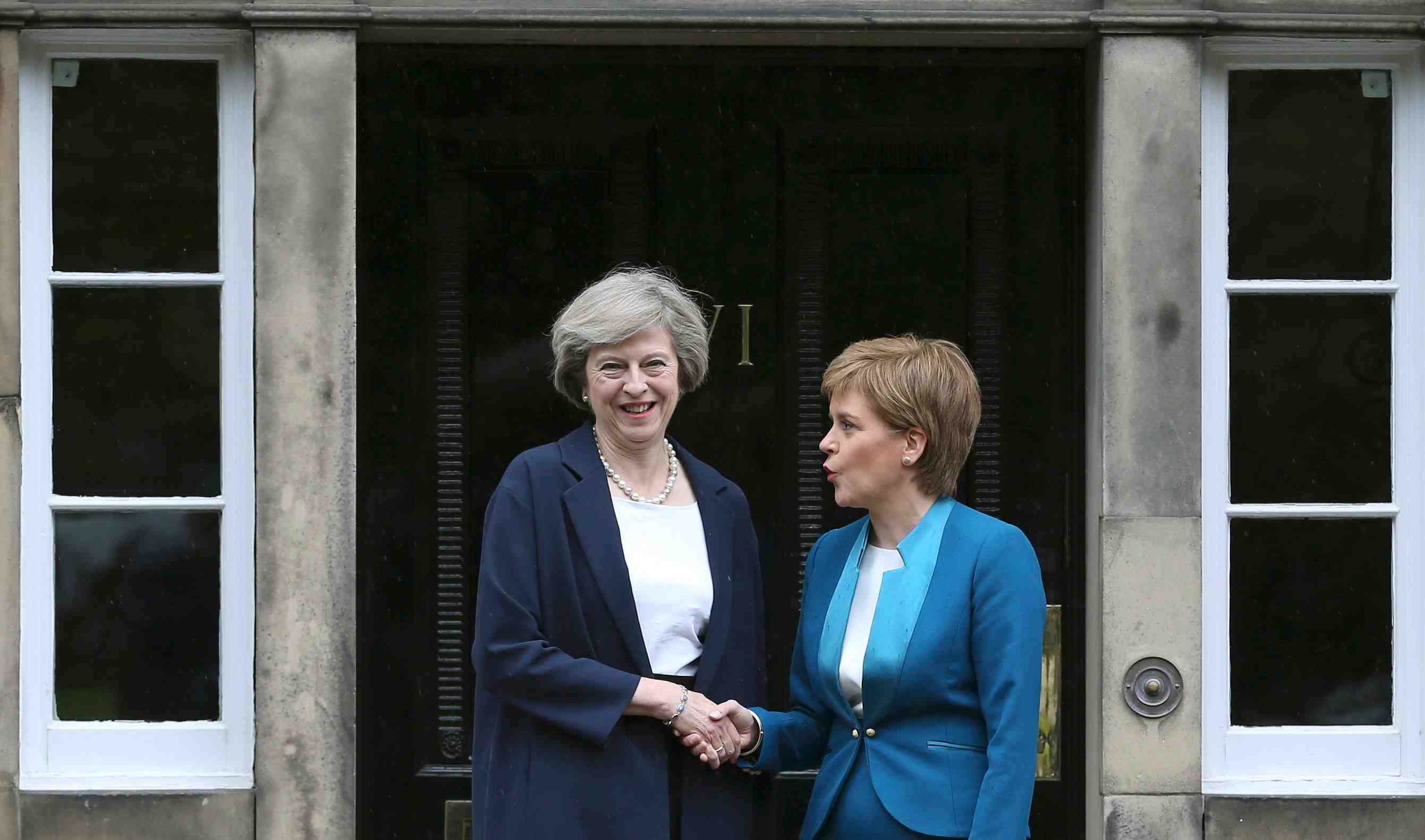 "pas le moment" pour un referendum en ecosse, redit theresa may