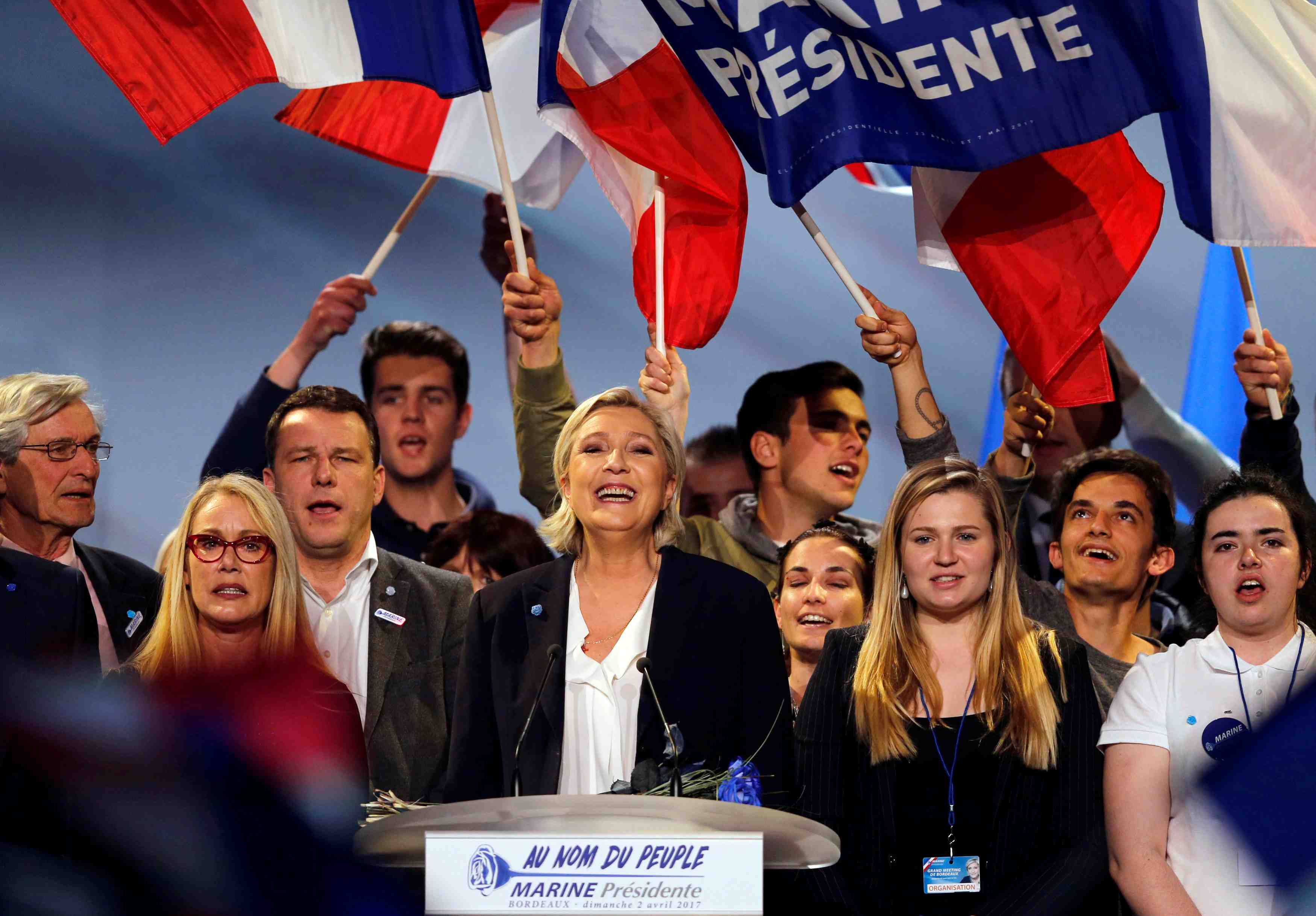 Le pen (25%) devance macron (24%) et fillon (20%), selon un sondage opinionway