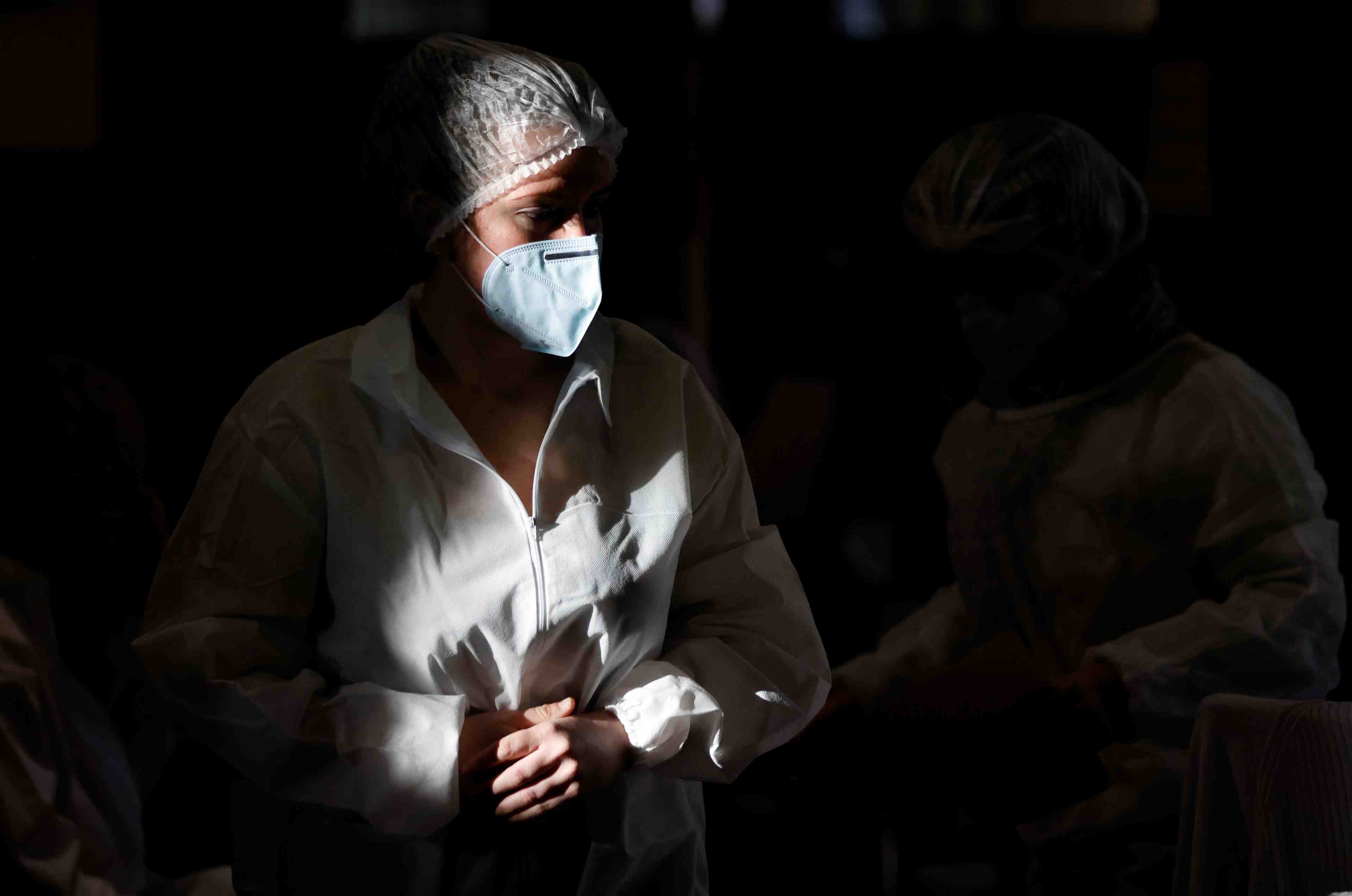 157 deces enregistres en 24h, couvre-feu avance dans 15 departements