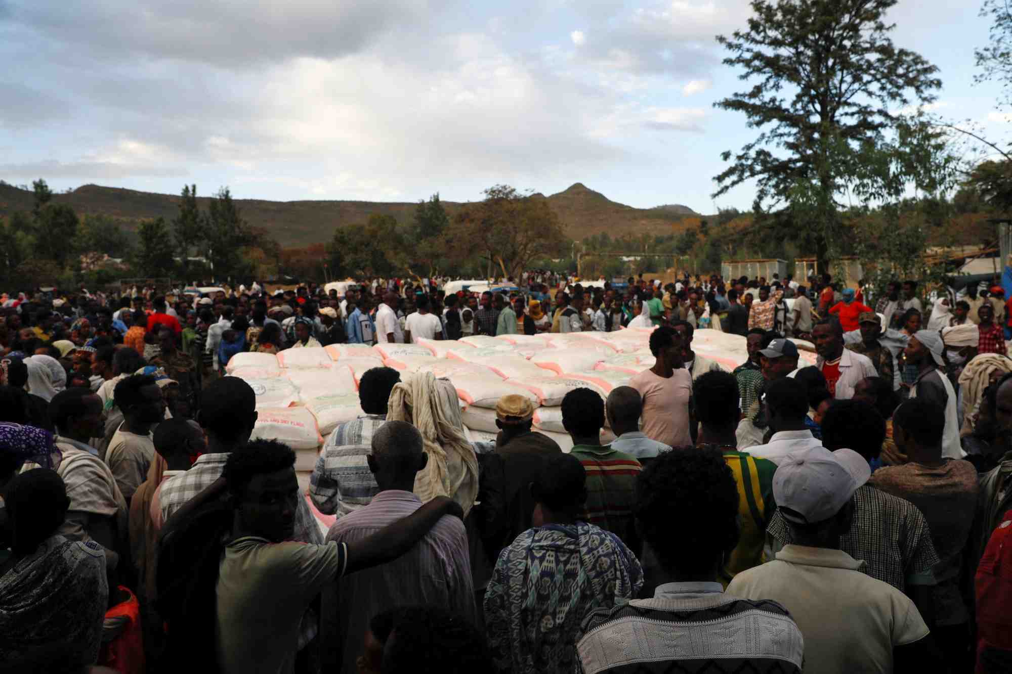 Des gens font la queue pour recevoir des dons de nourriture dans la ville de shire, region du tigre, ethiopie