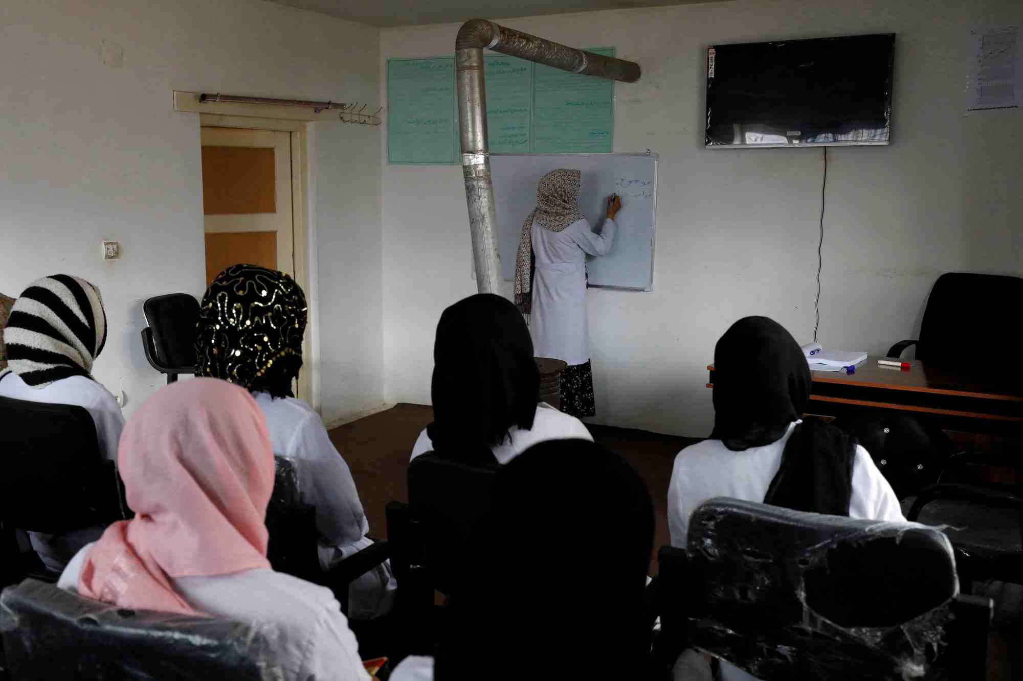 Une formation pour des sages-femmes stagiaires a bamiyan, afghanistan