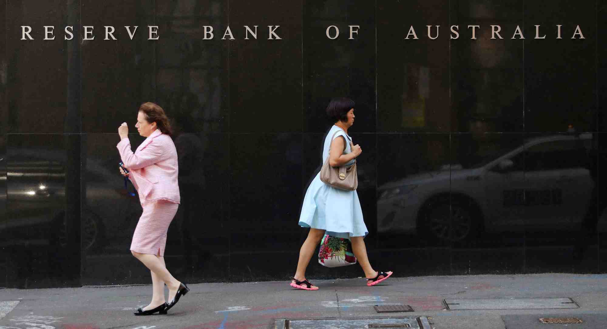 Deux femmes marchent a cote du siege de la banque centrale australienne (rba) dans le centre de sydney