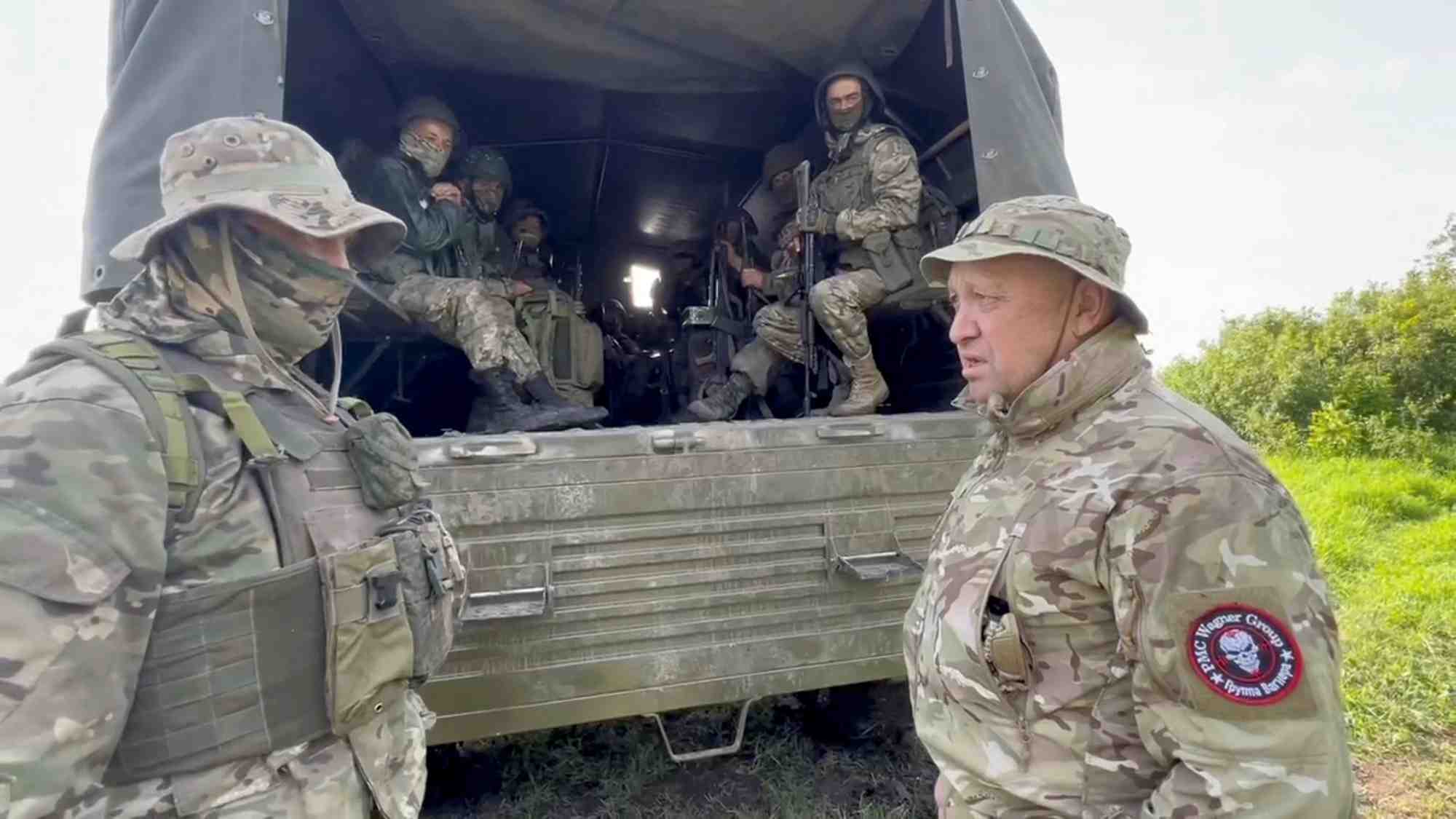 Le fondateur du groupe mercenaire prive wagner, evgueni prigojine, s'entretient avec des militaires lors du retrait de ses forces de bakhmut