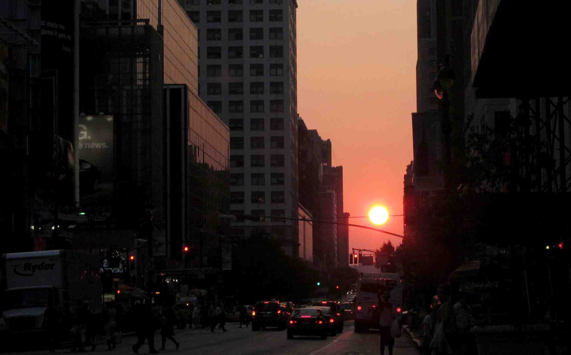 Des pietons traversent la 34e rue a manhattan