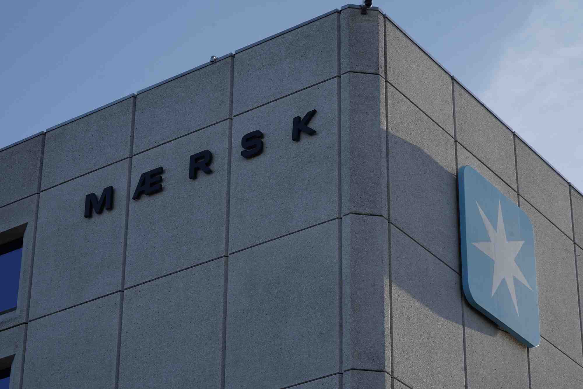 Vue du logo a.p. moller-maersk a l'exterieur des bureaux de copenhague.