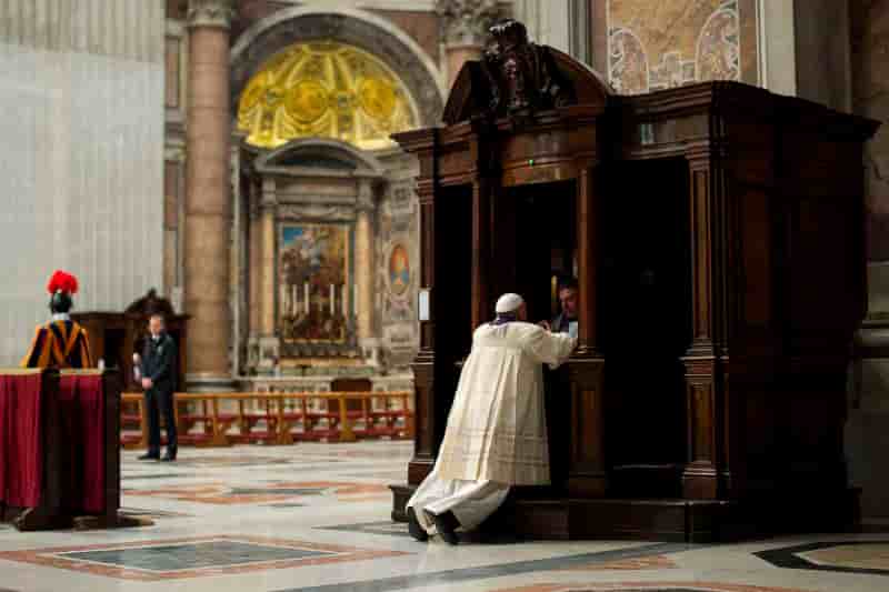 Ignorant le protocole, le pape François se confesse en public