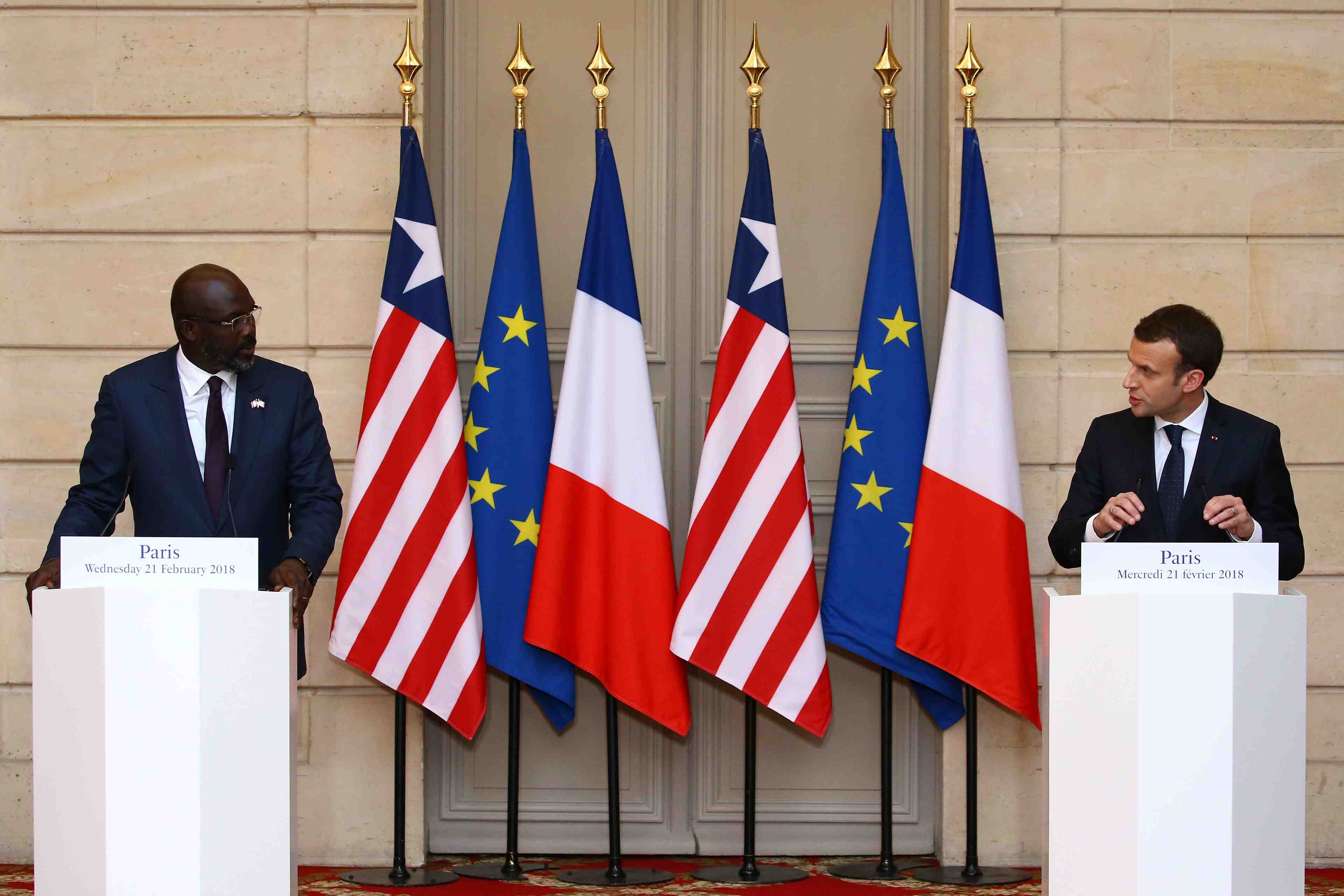 Macron et weah misent sur le sport pour aider la jeunesse africaine