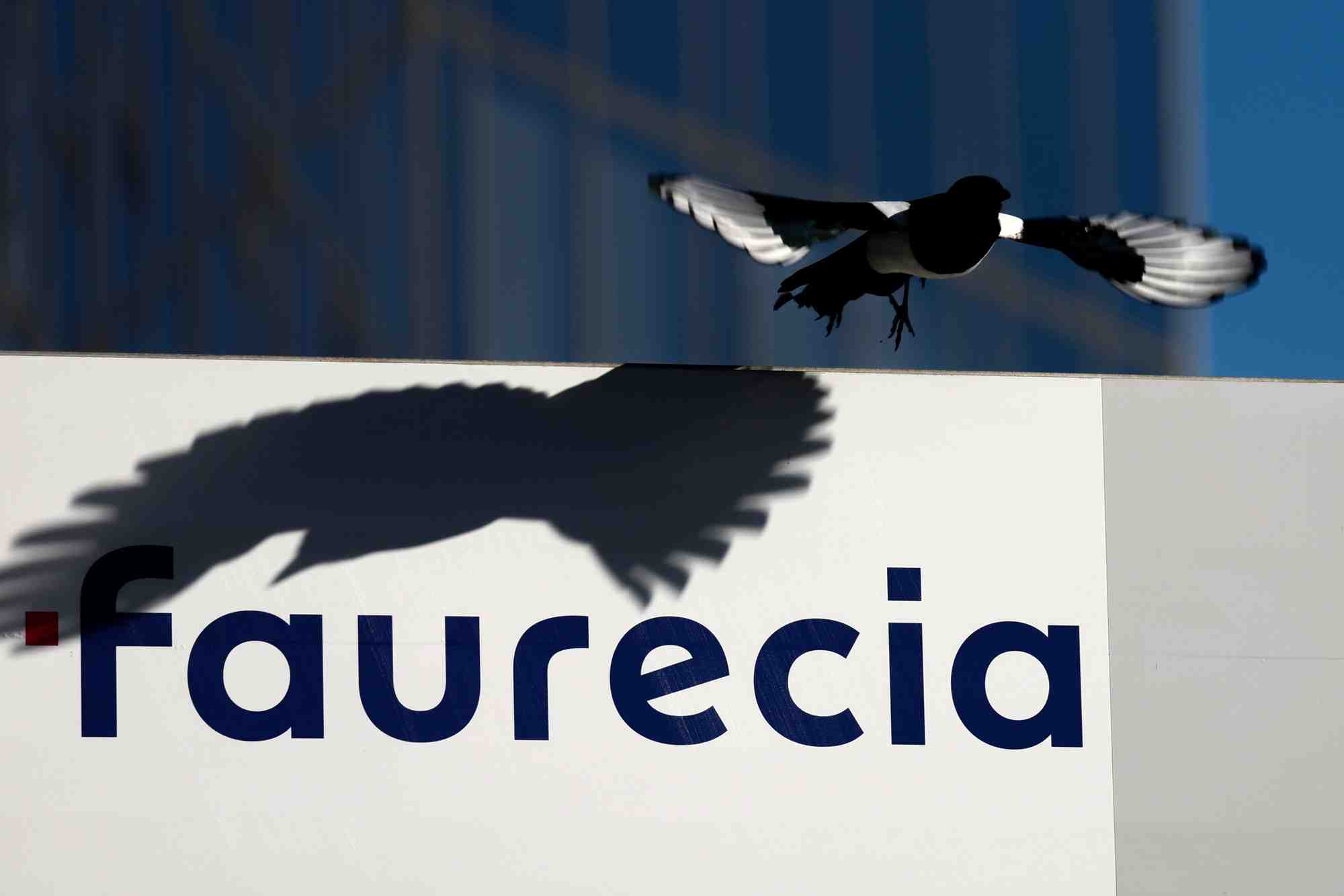 Logo de faurecia pres du siege de l'entreprise a nanterre