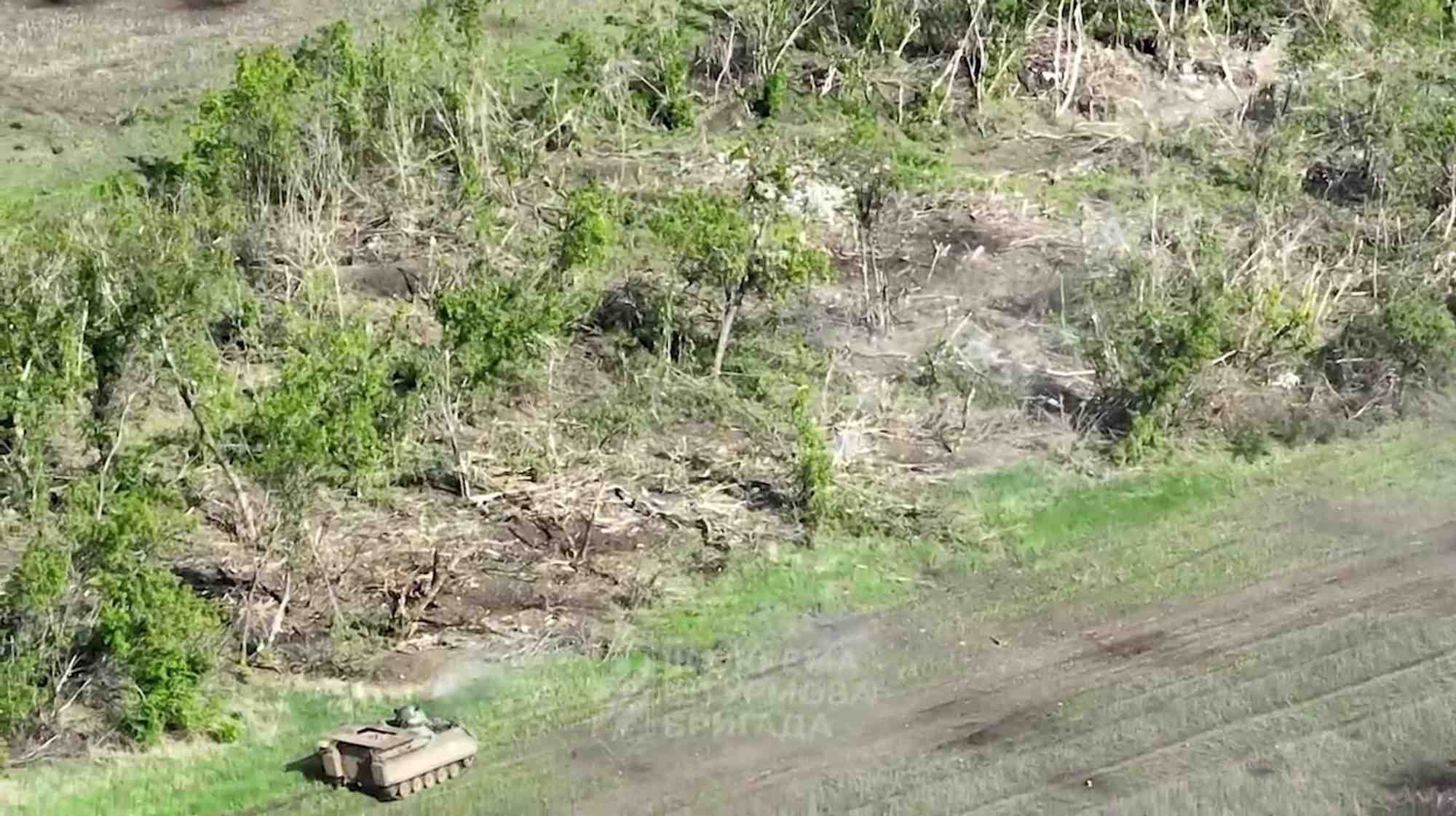 Les forces ukrainiennes detruisent les positions russes en direction de bakhmut, pres de klischiivka, dans la region de donetsk