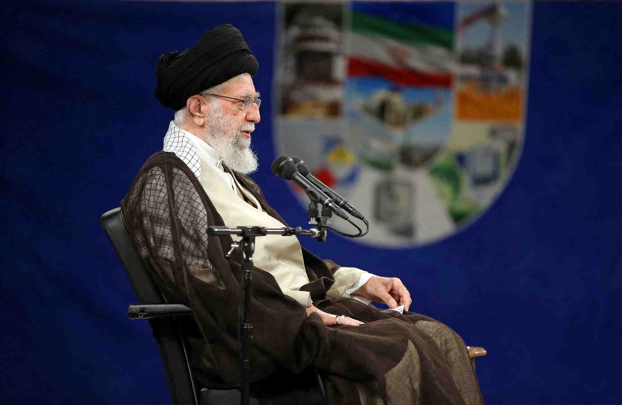 Le guide supreme iranien rencontre des scientifiques nucleaires et le personnel de l'organisation iranienne de l'energie atomique (aeoi) a teheran
