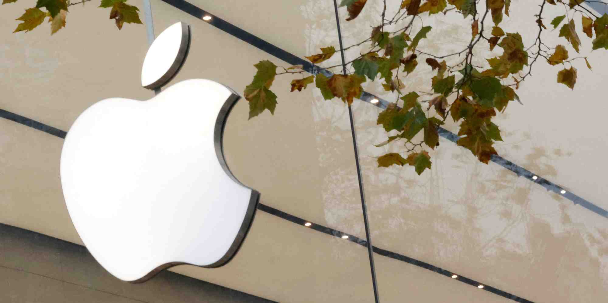Le logo d'apple inc. est visible a l'entree de l'apple store, a bruxelles