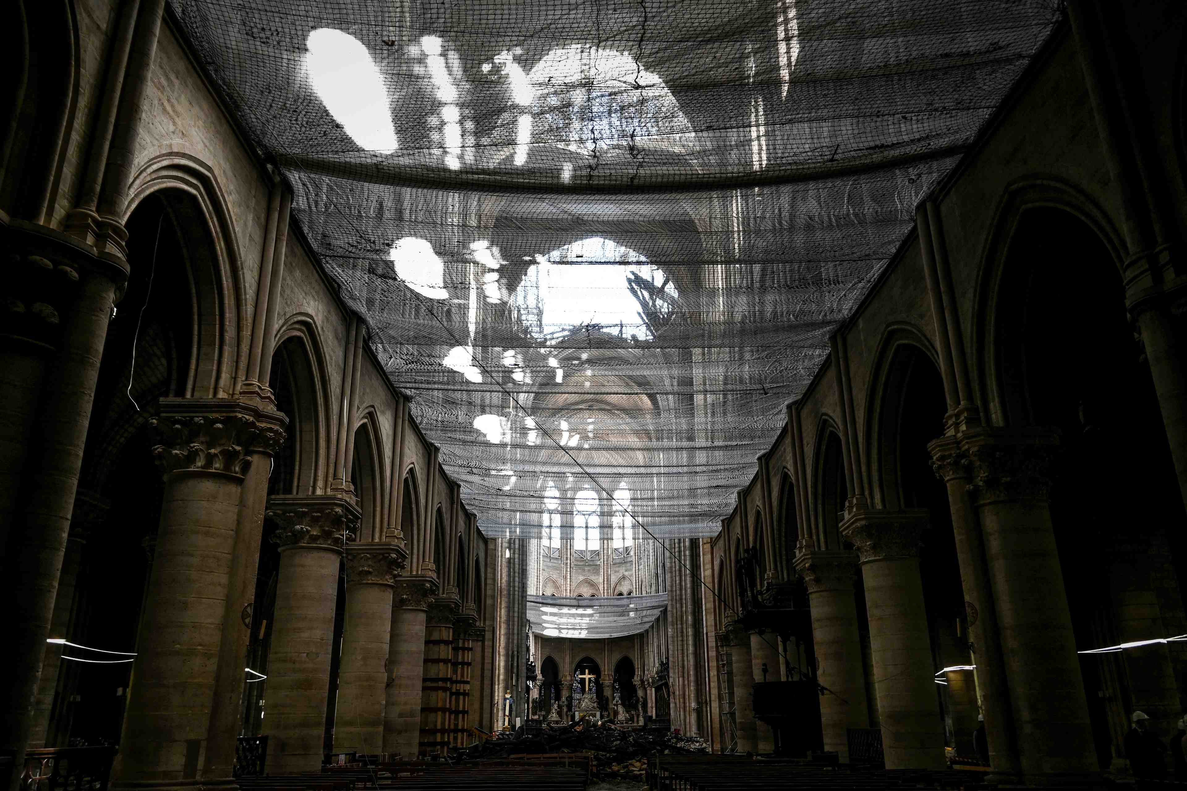Premiere messe a notre-dame de paris depuis l'incendie