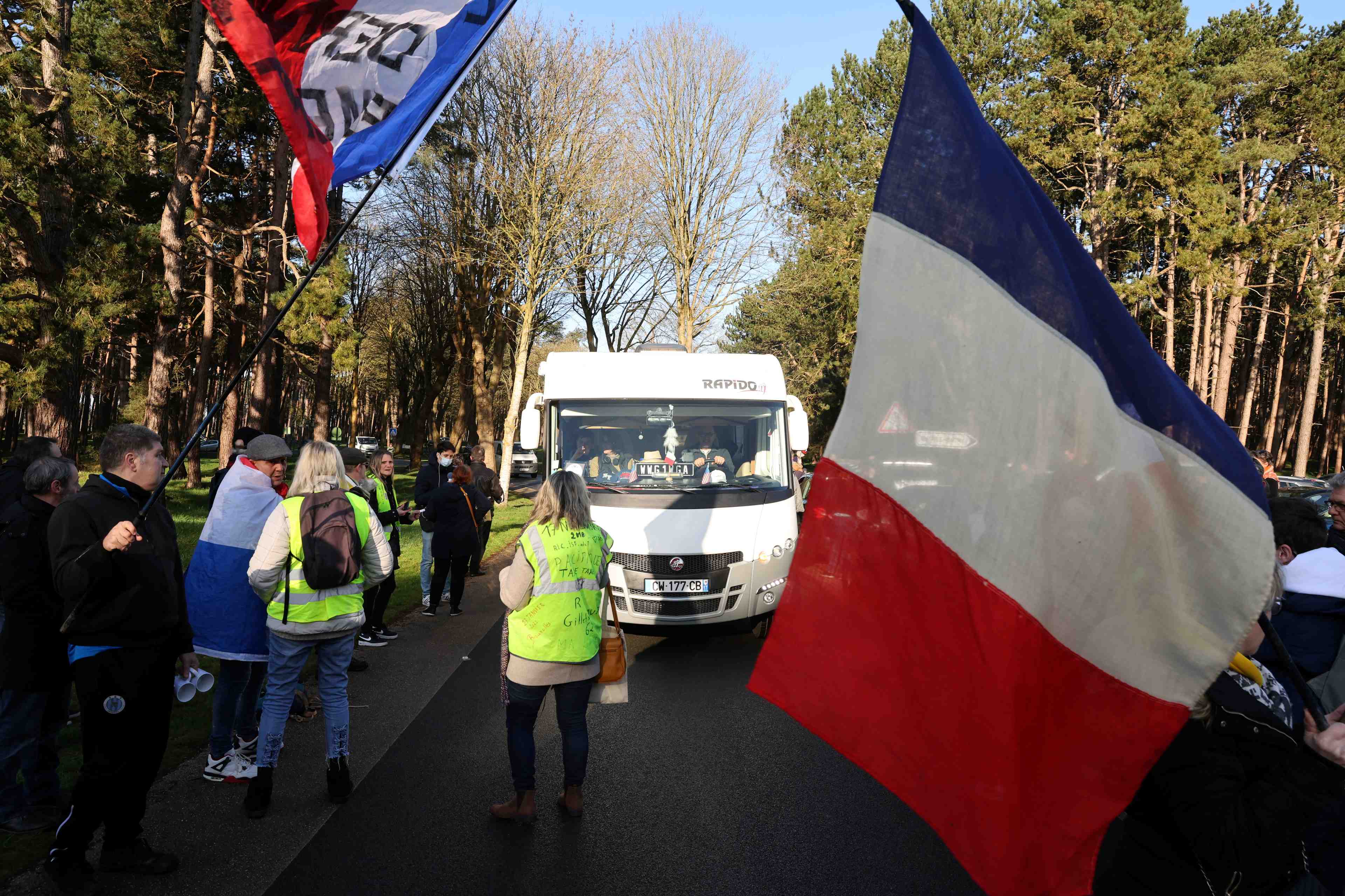 Les "convois de la liberte" convergent vers paris malgre l'interdiction