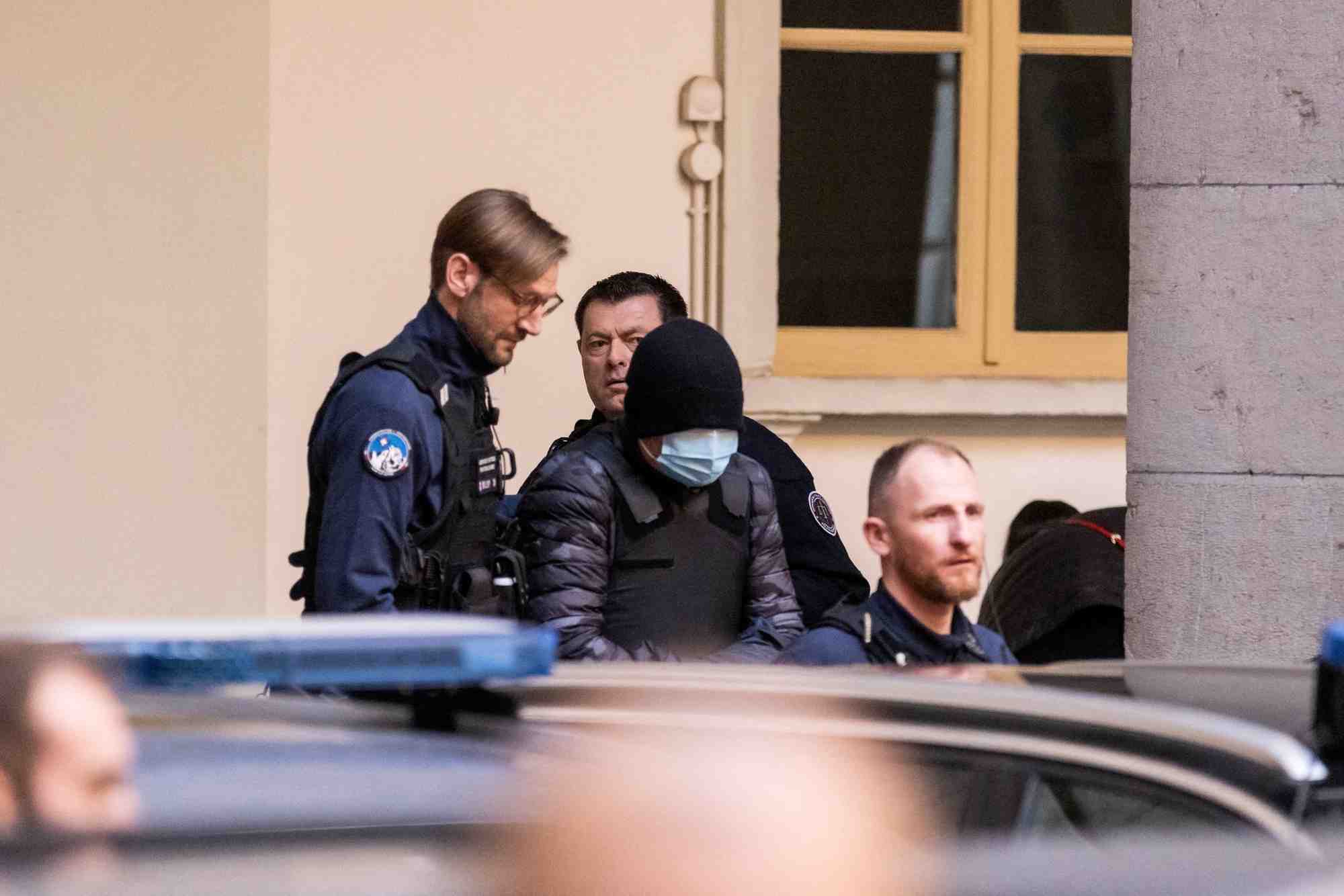 Le milliardaire ukrainien konstantin jevago escorte par des policiers hors de la cour d'appel a chambery, france