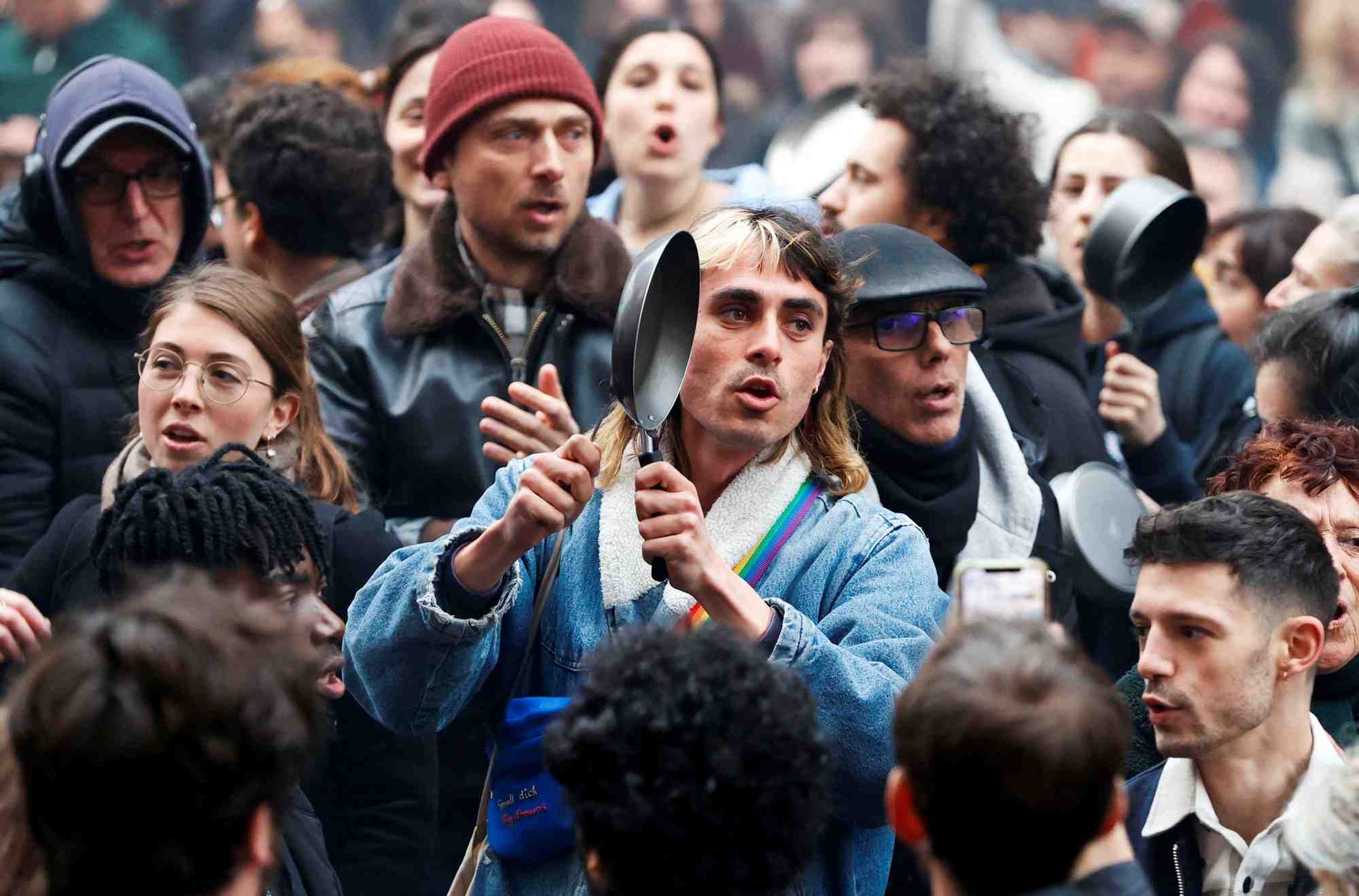 Manifestation contre le discours du president francais macron sur la loi sur les retraites a paris