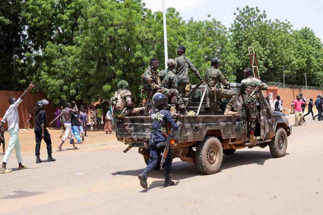 Des manifestants pro-junte se rassemblent devant l'ambassade de france, a niamey