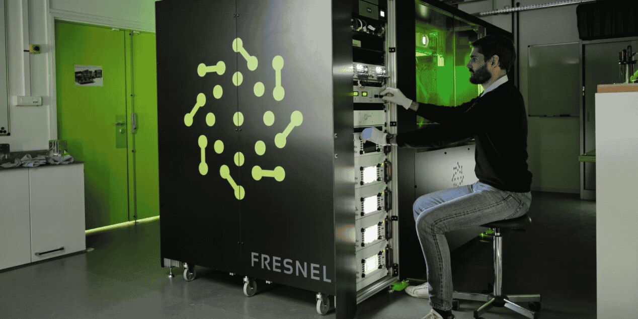 La technologie utilisée par Pasqal consiste à utiliser des atomes dans lesquels on injecte de l'information, et qui sont ensuite manipulés grâce à des faisceaux laser.