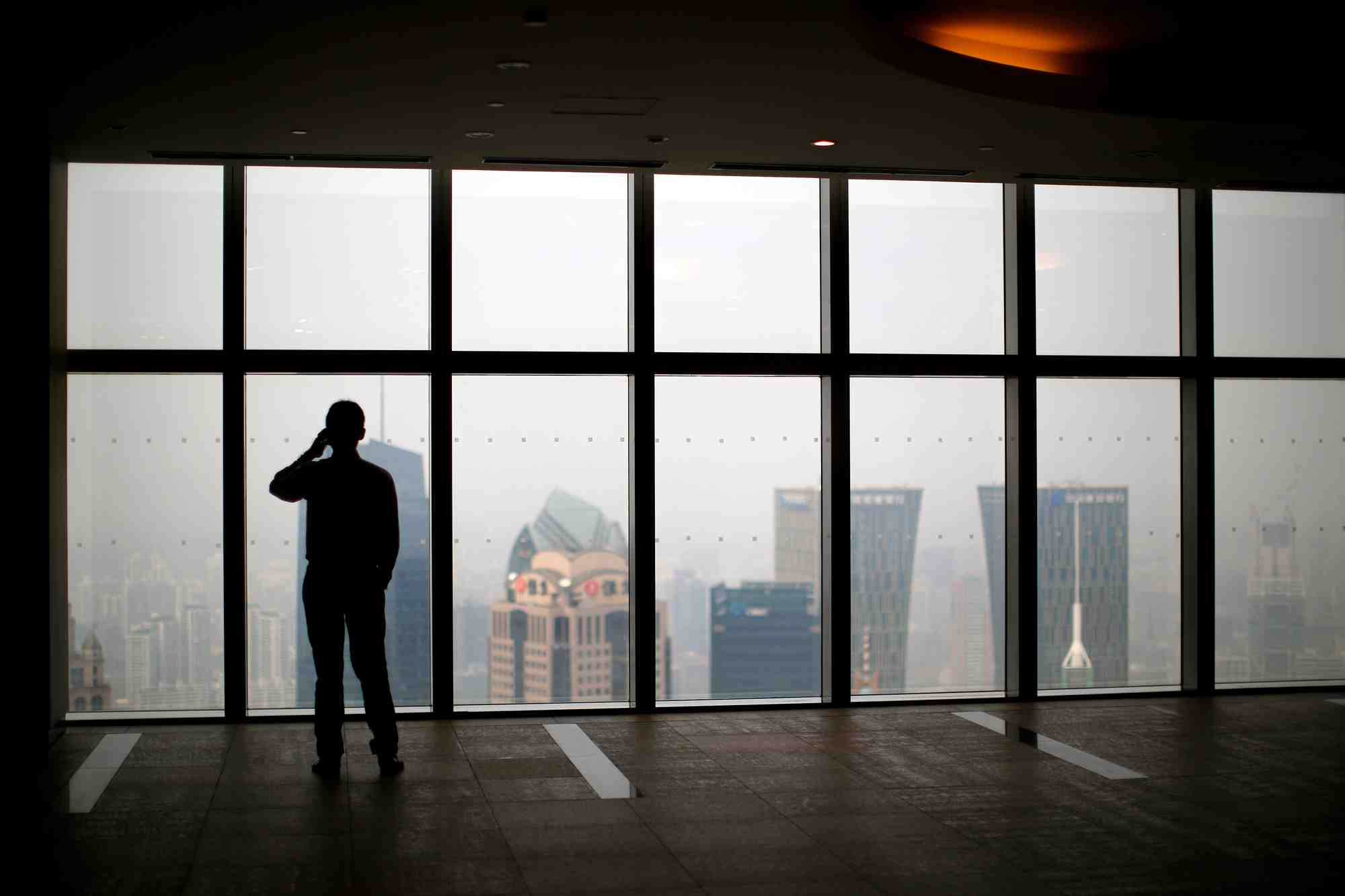 Un homme regarde la ville de shanghai, en chine