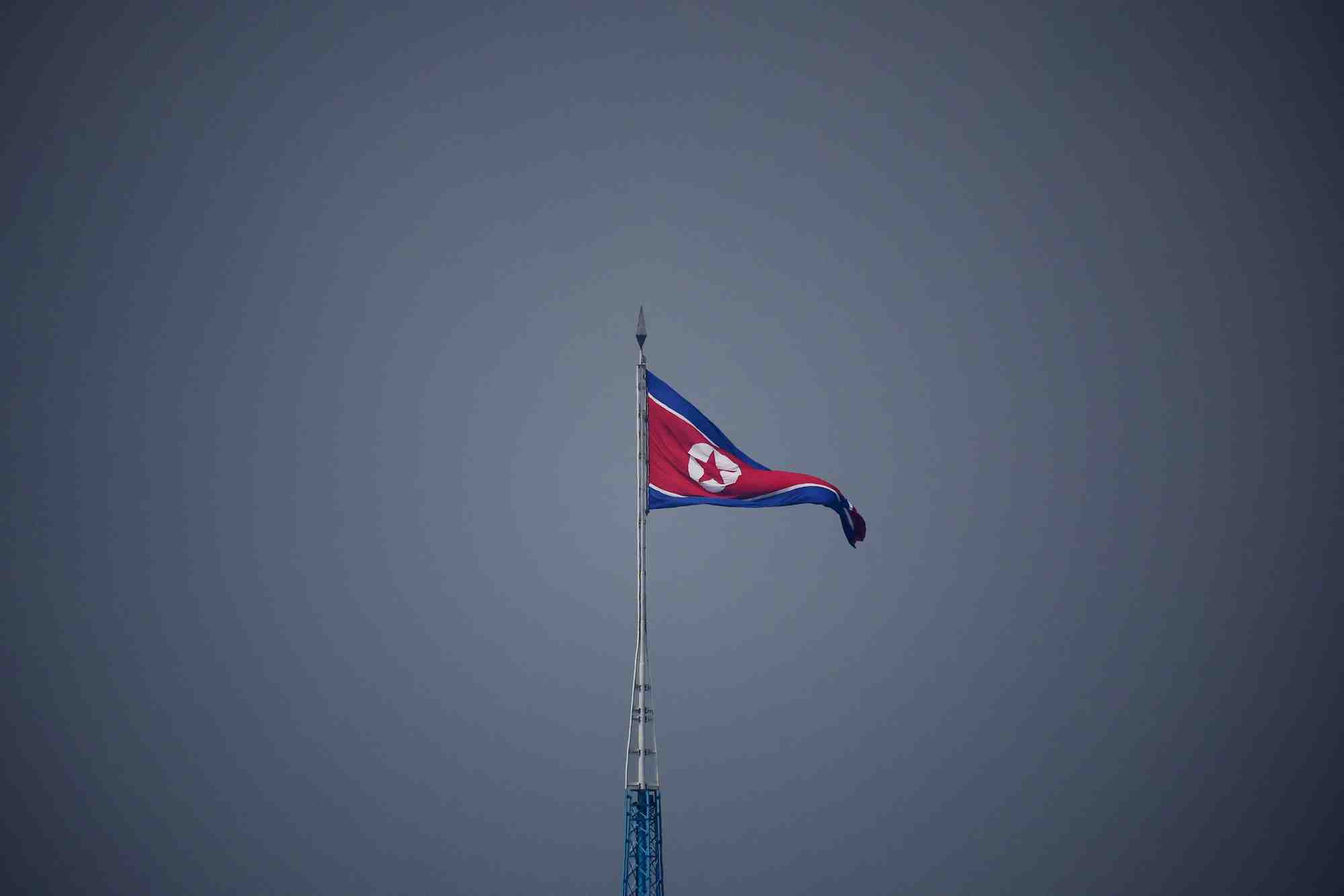 Photo d'archives d'un drapeau nord-coreen qui flotte a gijungdong en coree du nord