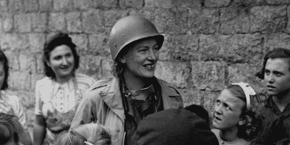 David E. Scherman, Lee Miller et des enfants à Saint-Malo, août 1944