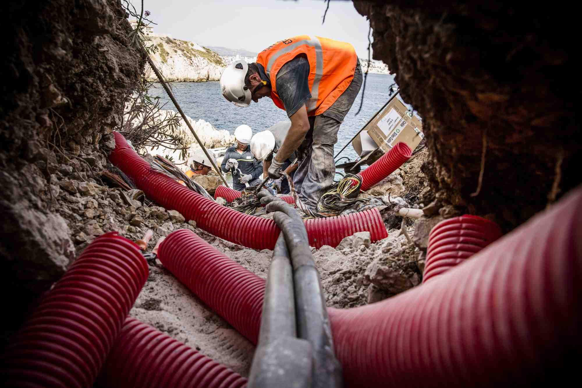En Bretagne, où 50% des lignes électriques sont déjà sous-terre, Enedis prévoit l'enfouissement de plus de 1.100 km de lignes électriques dans les cinq ans à venir, soit 700 km de plus que ce qui était initialement prévu.