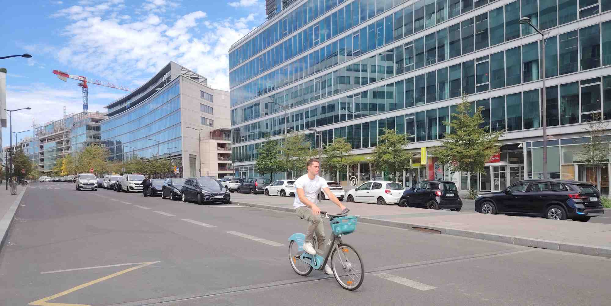 Un cycliste circulant en Vélib' en région parisienne. (Photo d’illustration.)