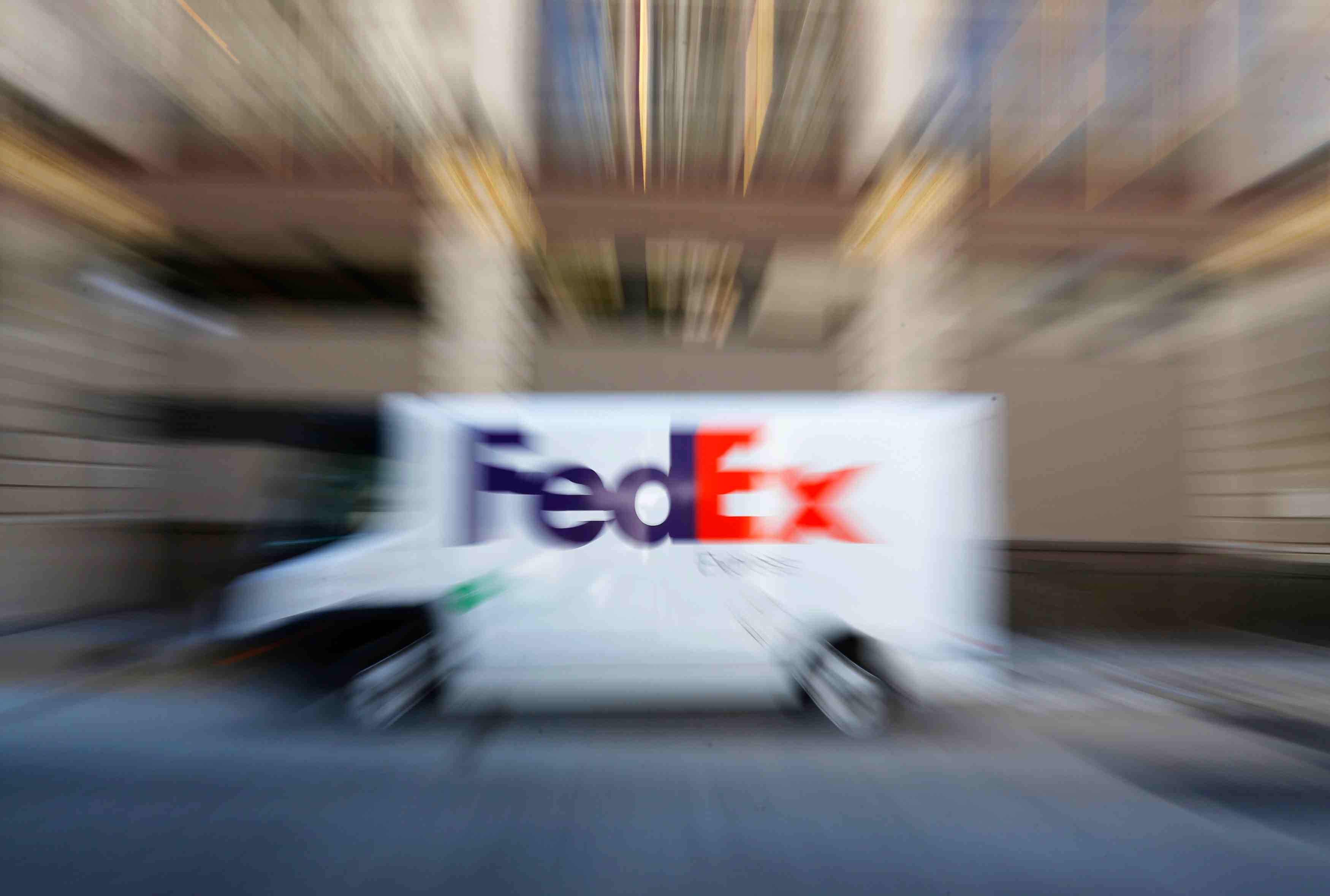Fedex abaisse encore sa prevision de bpa annuel