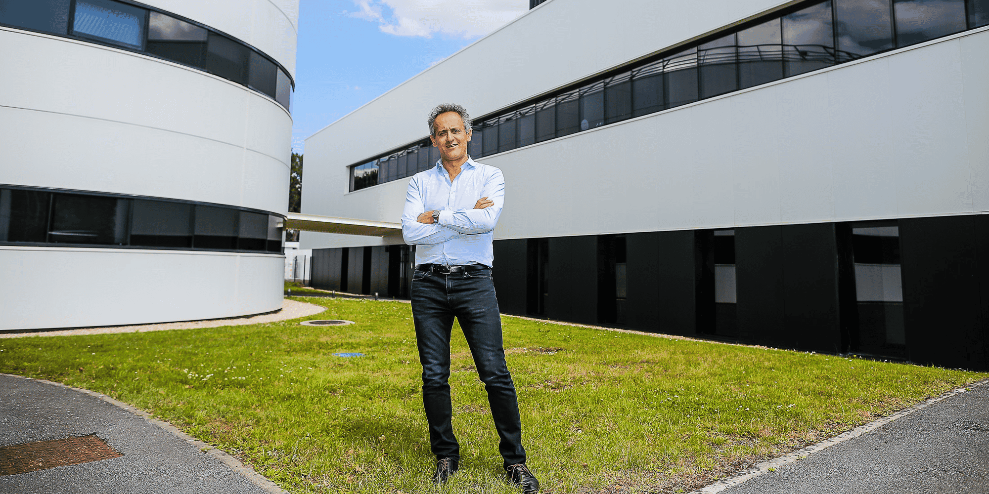 Marc Dolatkhani devant les locaux de PolymerExpert, à gauche, et d'Innolens, à droite, à Pessac.