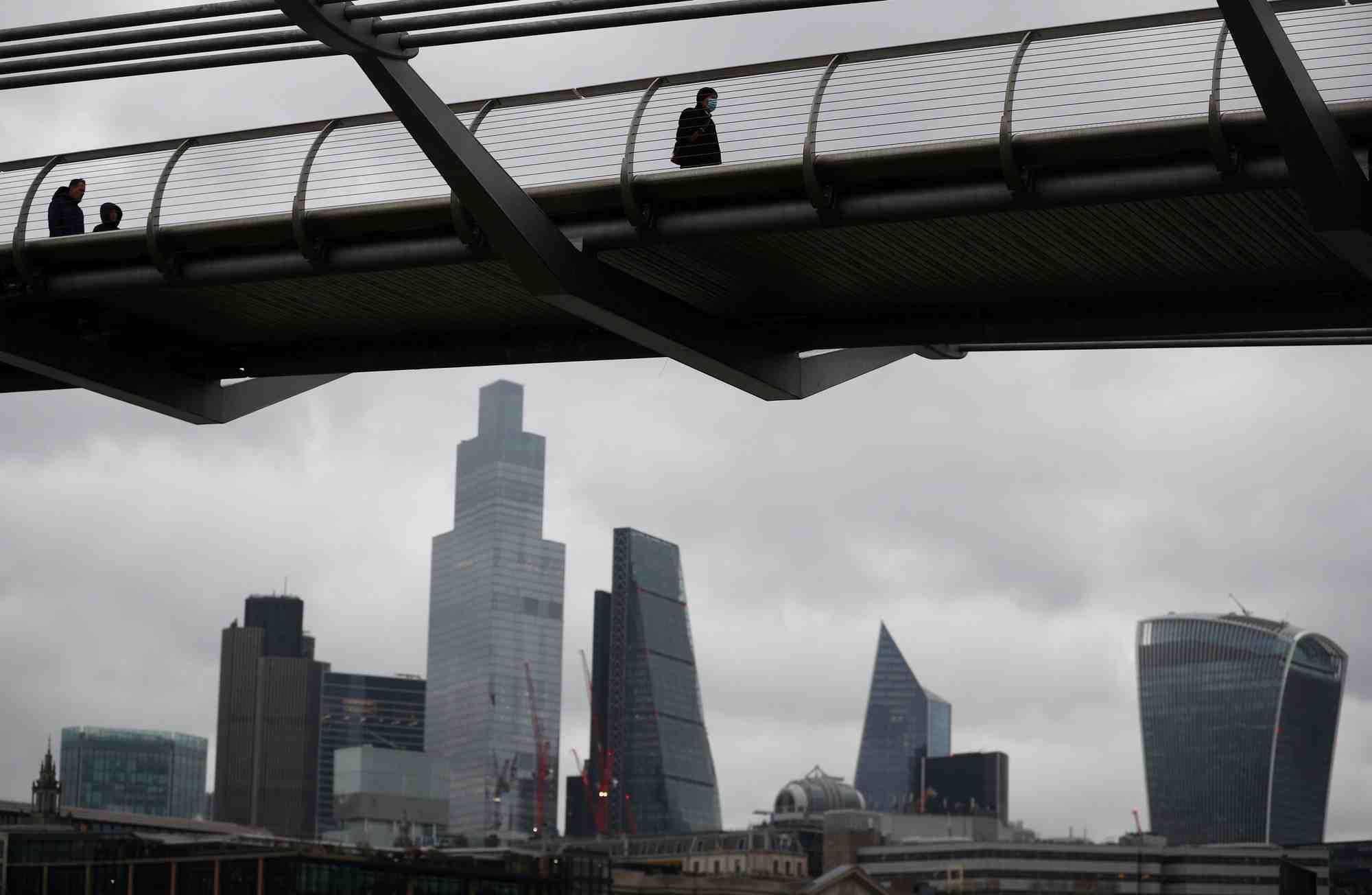Photo d'archives des gens traversant le millennium bridge a londres