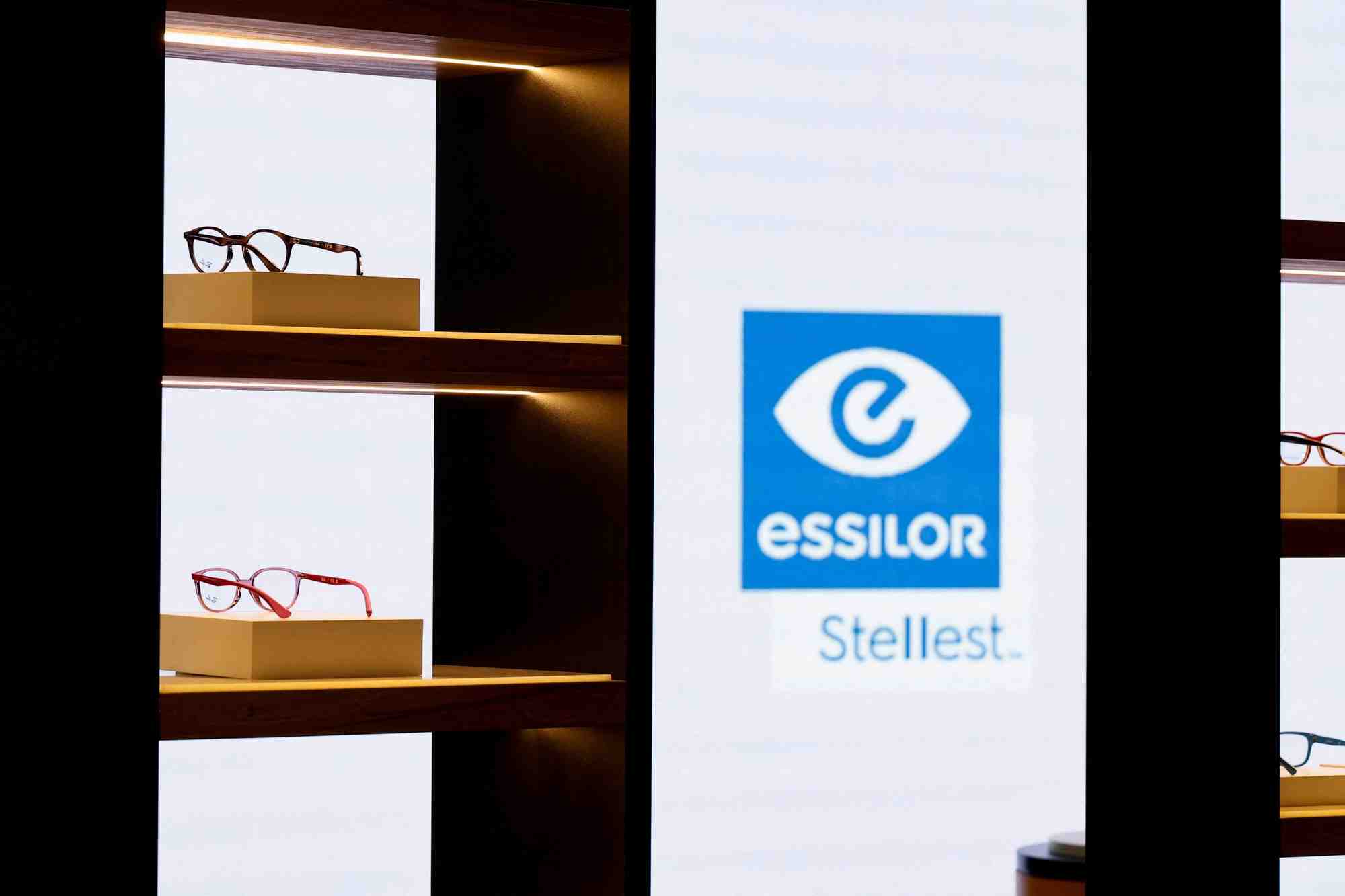 Essilorluxottica au salon mondial de l'optique a villepinte, pres de paris