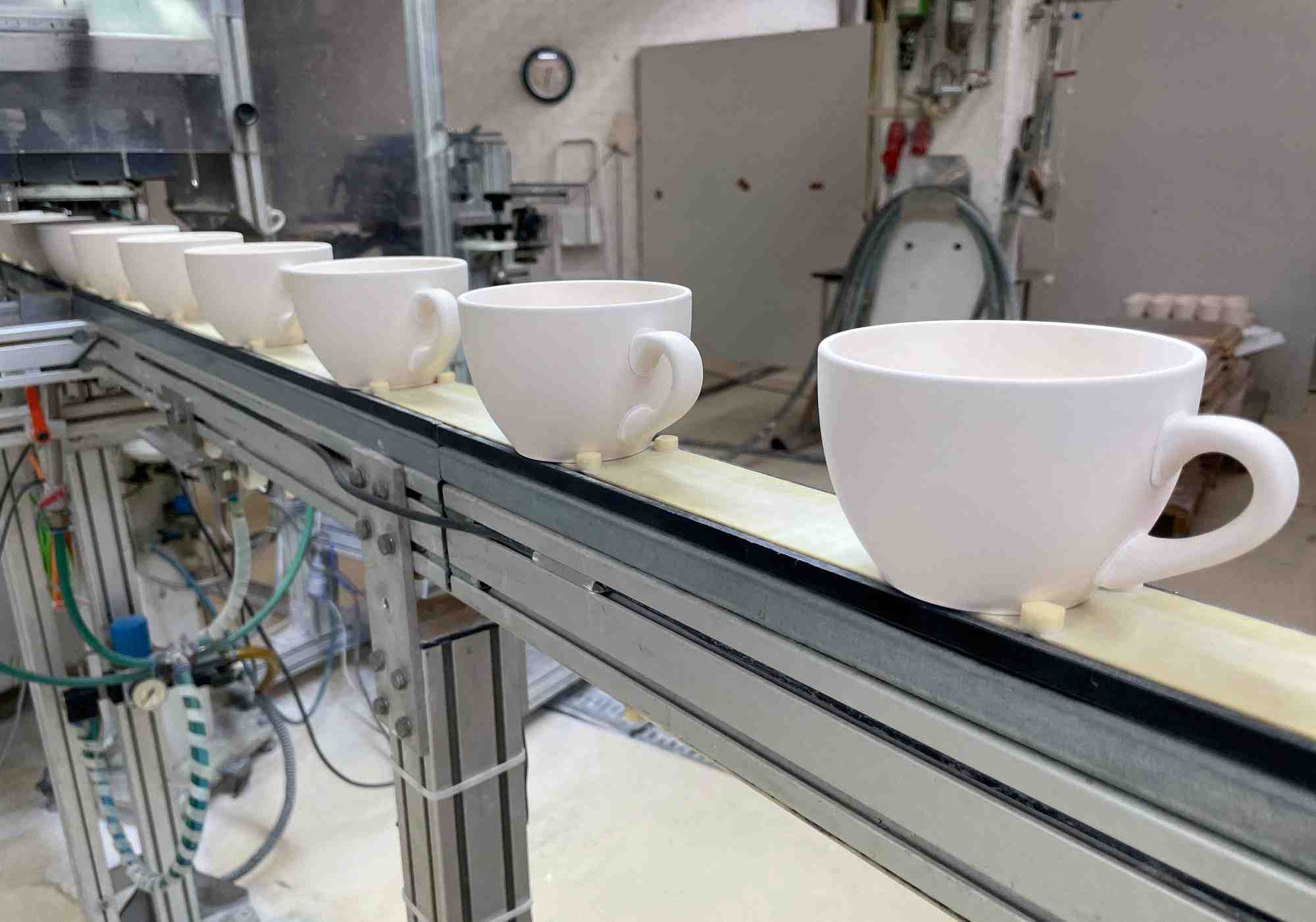 Photo d'archives de tasses a la chaine de production du fabricant allemand de porceleine kahla