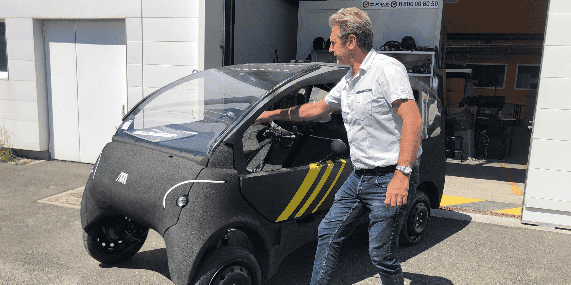 Le dirigeant d'Avatar Mobilité, Frédéric Mourier, présente le prototype de son véhicule électrique.