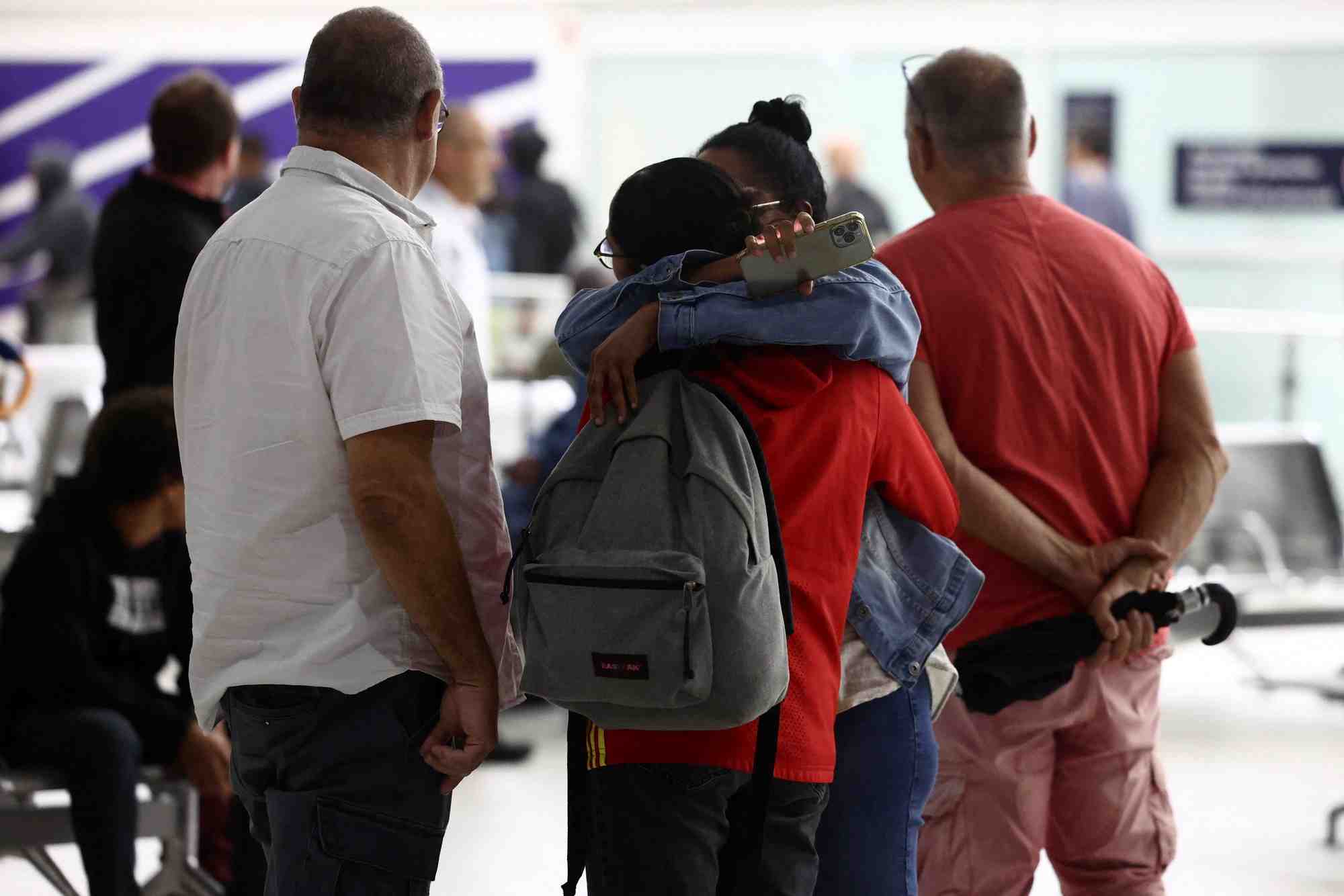 Des ressortissants francais et d'autres citoyens europeens evacues du niger arrivent a l'aeroport paris charles de gaulle a roissy