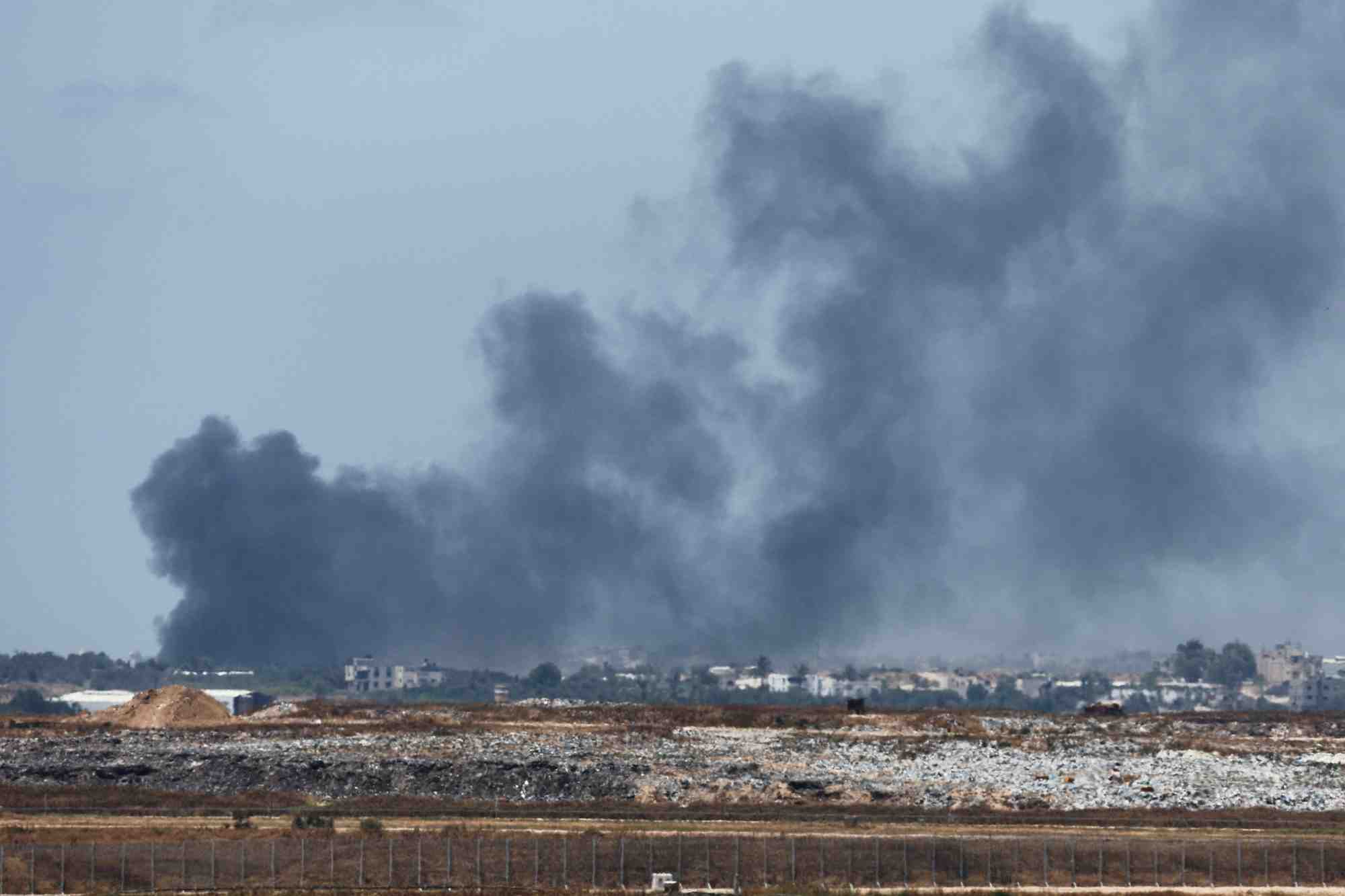 La fumee s'eleve apres une explosion dans le nord de la bande de gaza