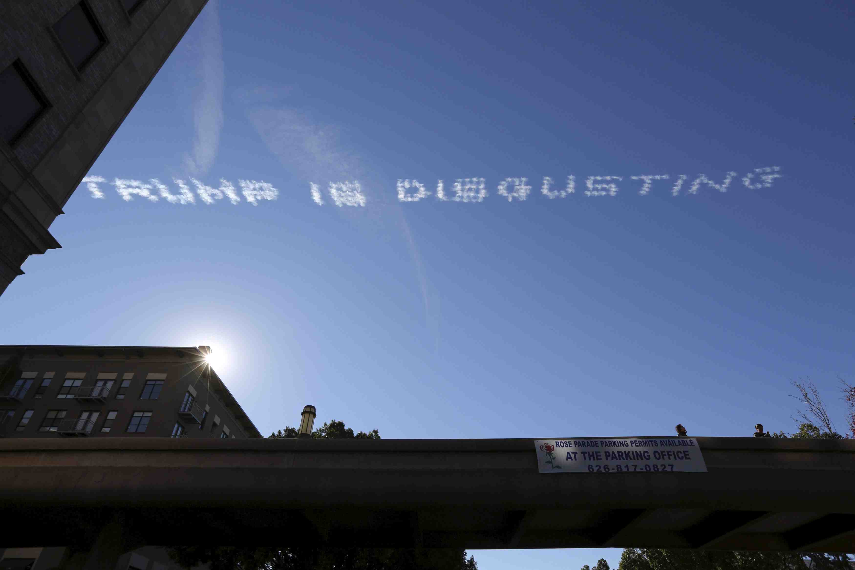 Des messages contre donald trump dans le ciel de pasadena