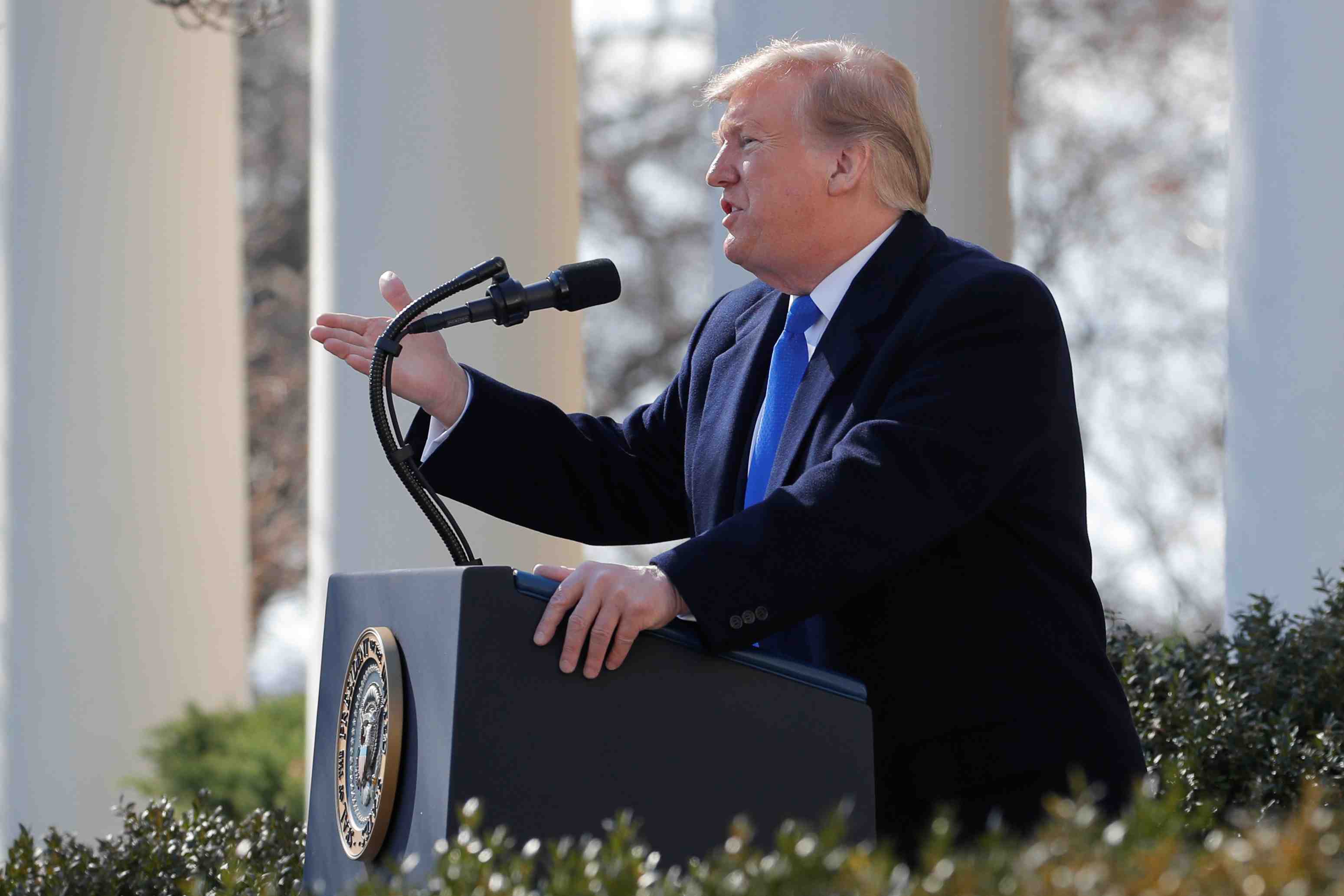 L'ue promet de reagir si trump surtaxe les voitures europeennes