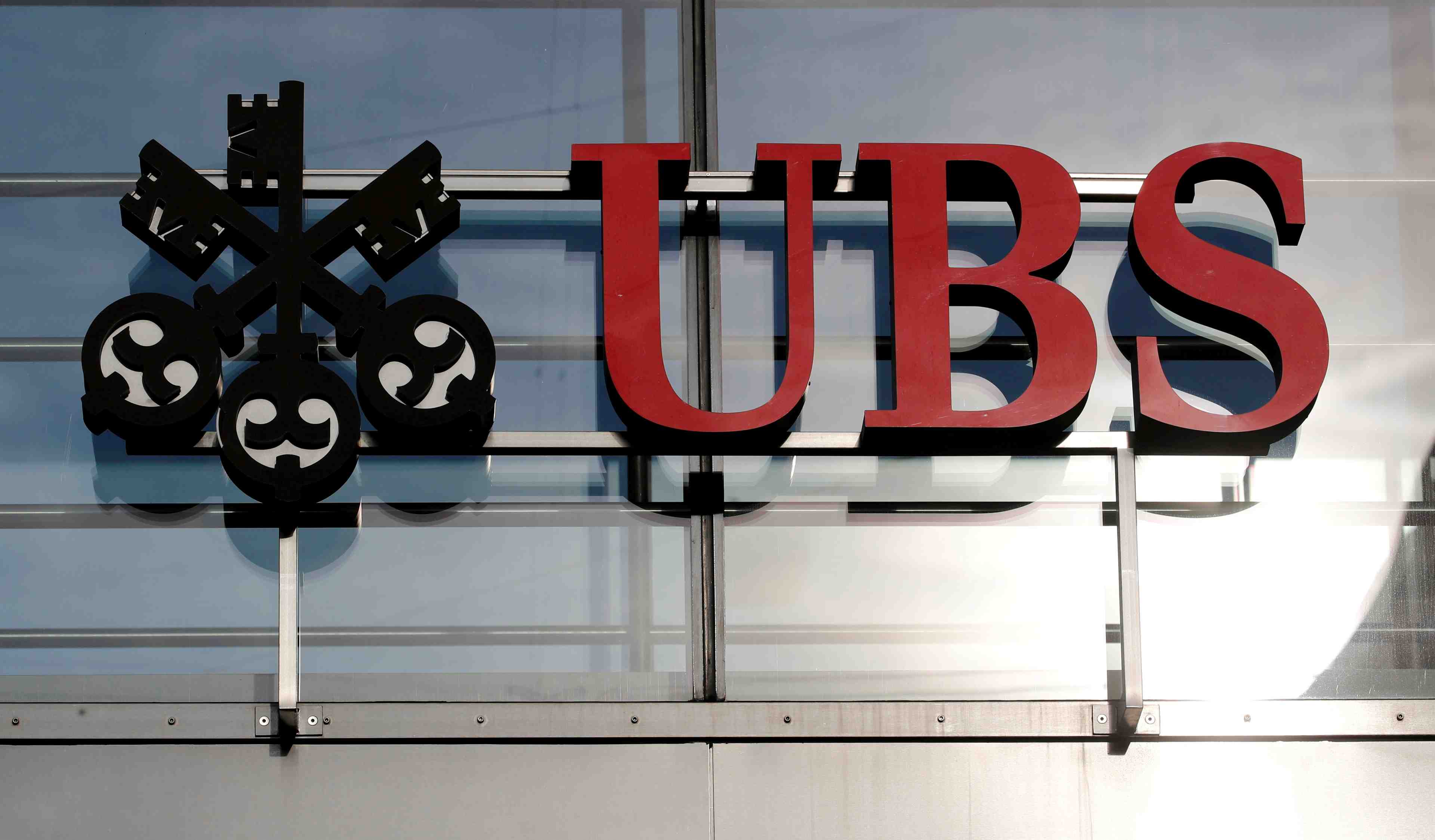 Ubs veut reorganiser ses activites de banque d'investissement