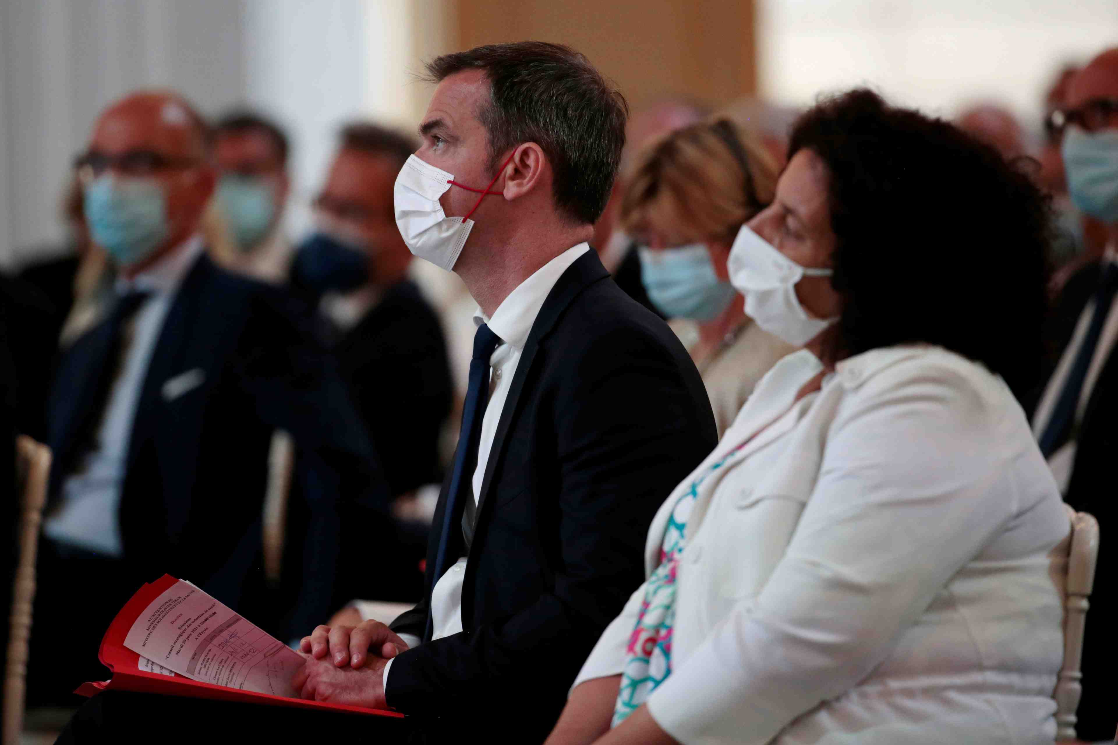 Coronavirus: la france doit agir pour eviter 20.000 cas par jour, dit veran